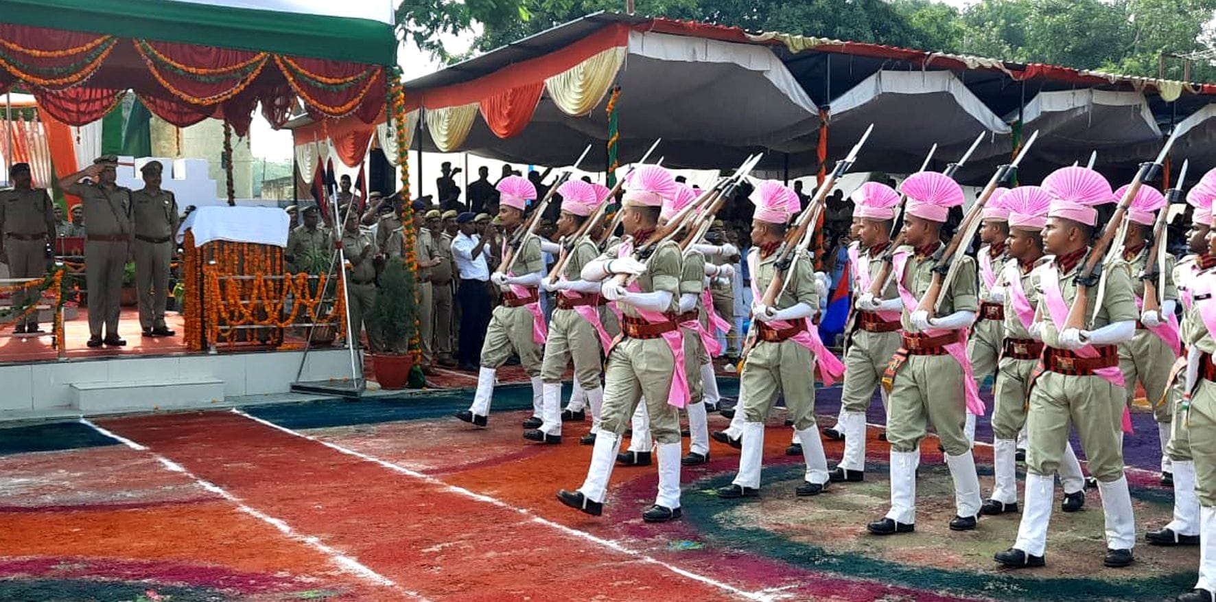 दीक्षांत परेड समारोह की सलामी लेते डीआईजी दीपक कुमार। दीक्षांत परेड समारोह की सलामी लेते डीआईजी दीपक कुमार।