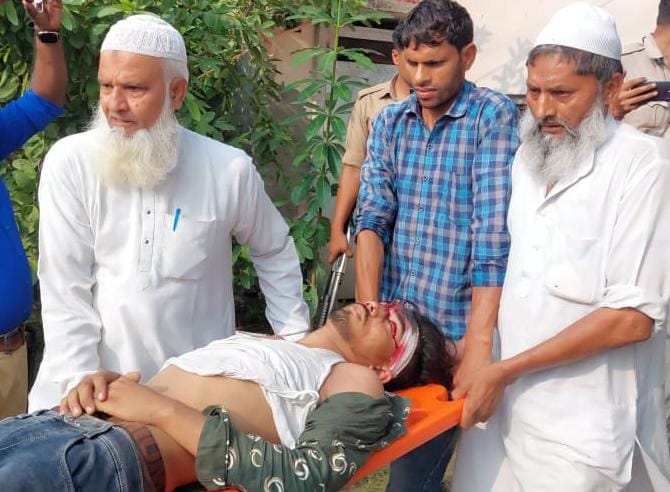 दूसरे घायल युवक को स्टेचर पर एम्बुलेंस तक ले जाते ग्रामीण। दूसरे घायल युवक को स्टेचर पर एम्बुलेंस तक ले जाते ग्रामीण।
