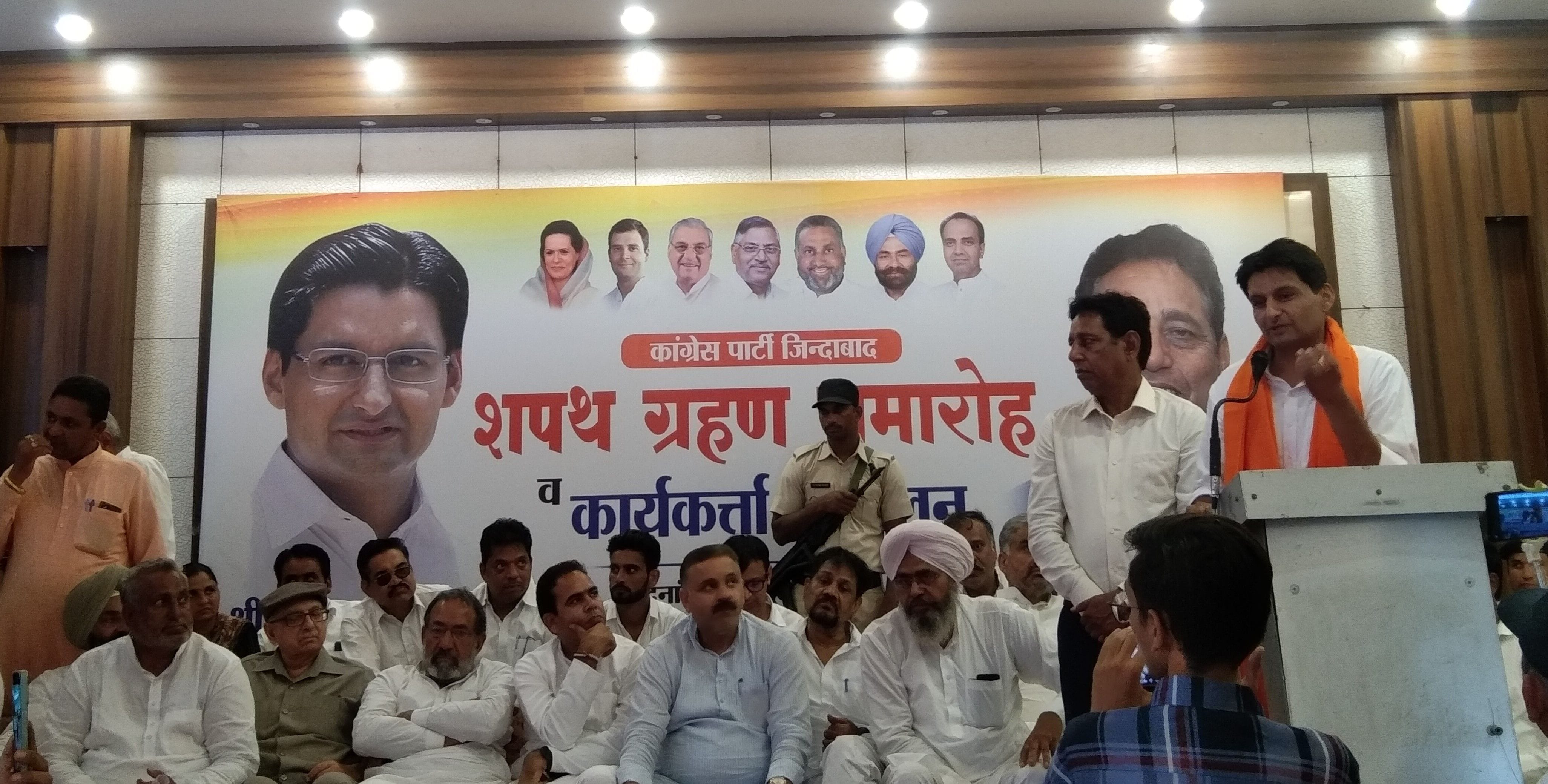 ऐलनाबाद नगर पालिका के नवनिर्वाचित चेयरमैन के शपथ ग्रहण समारोह में पहुंचे सांसद दीपेंद्र हुड्डा ऐलनाबाद नगर पालिका के नवनिर्वाचित चेयरमैन के शपथ ग्रहण समारोह में पहुंचे सांसद दीपेंद्र हुड्डा
