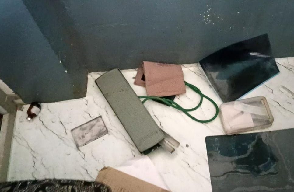 अस्पताल में बिखरा पड़ा सामान। संवाद अस्पताल में बिखरा पड़ा सामान। संवाद