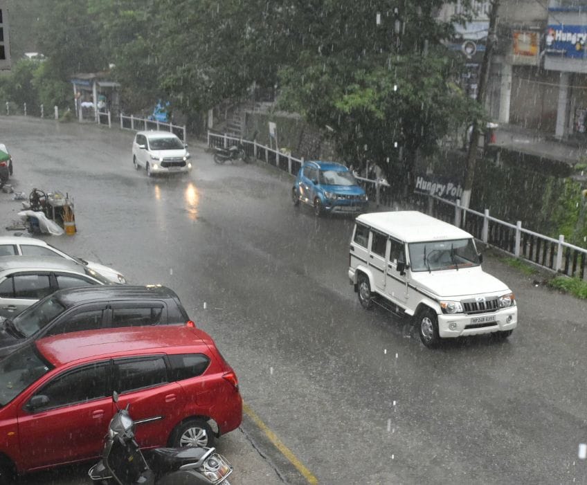 बिलासपुर में बारिश के बीच गुजरते वाहन।संवाद