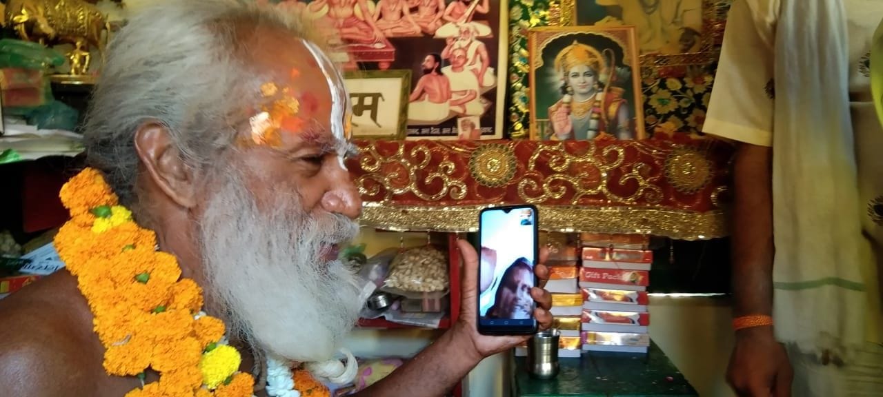 फोटो-6- गुरुपूर्णिमा पर धर्मनगरी के फलहारी आश्रम में वीडियो कालिंग से शिष्यों को आशीर्वाद देते रा