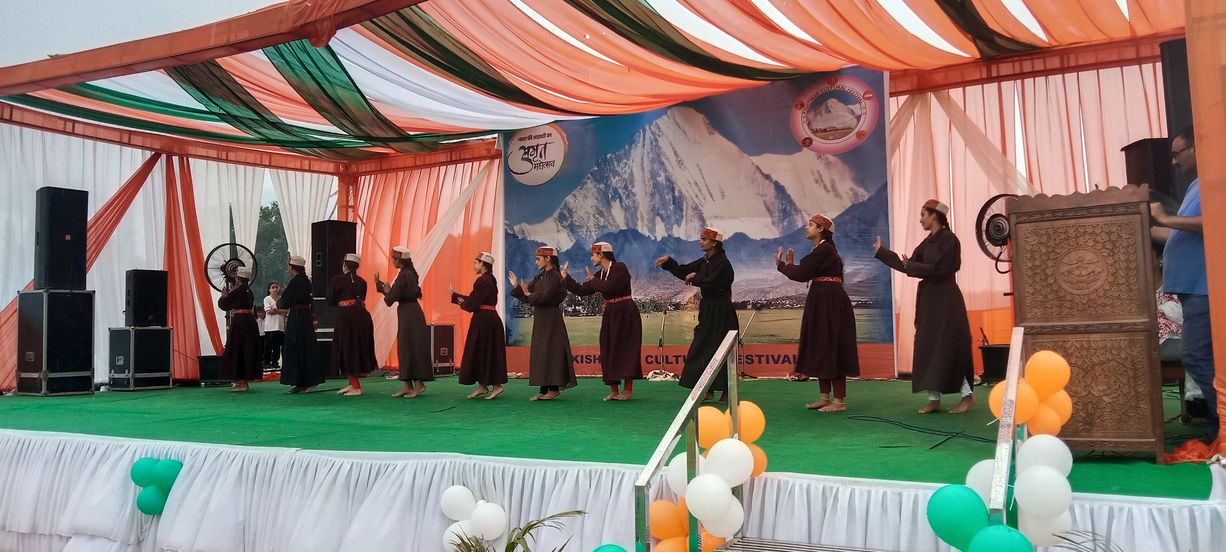 फोटो.....भारतीय सेना की तरफ से दो दिवसीय सांस्कृतिक उत्सव मनाया गया। वीर नारियों को सम्मानित किया ग फोटो.....भारतीय सेना की तरफ से दो दिवसीय सांस्कृतिक उत्सव मनाया गया। वीर नारियों को सम्मानित किया ग