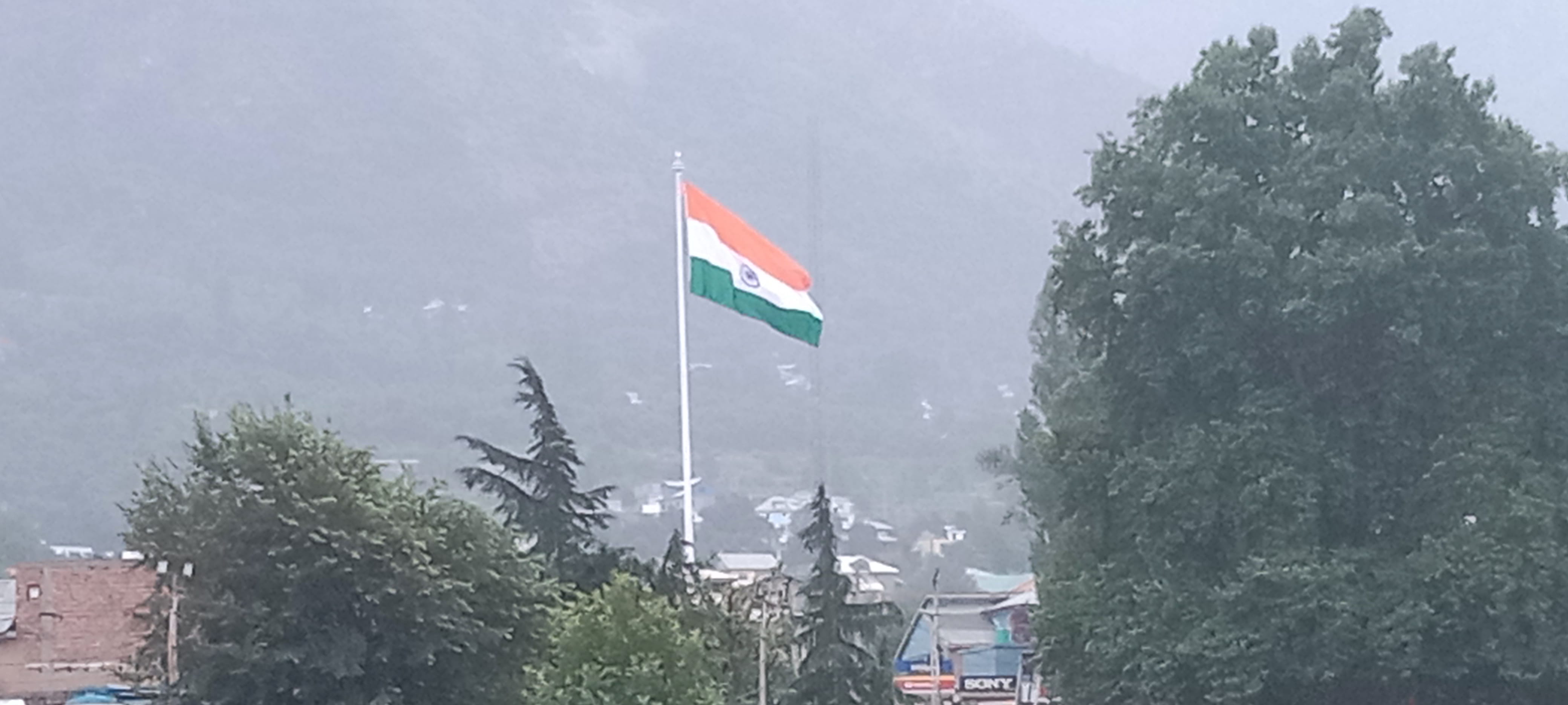 फोटो....जिला किश्तवाड़ भारतीय सेना की तरफ से राष्ट्रीय ध्वज तिरंगा फहराया गया।