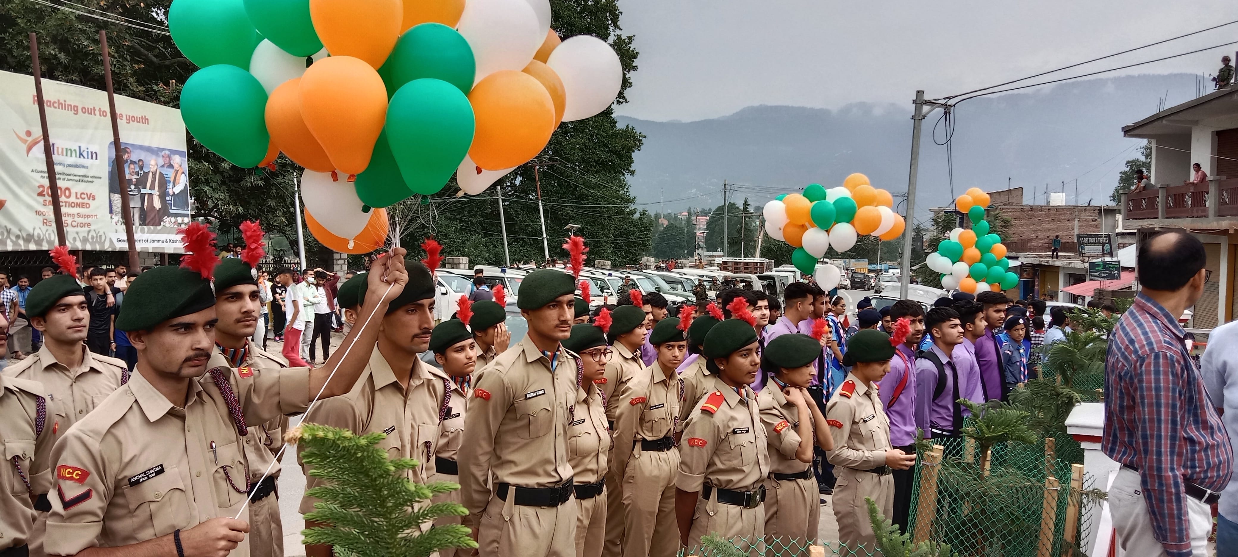 फोटो....जिला किश्तवाड़ भारतीय सेना की तरफ से राष्ट्रीय ध्वज तिरंगा फहराया गया।