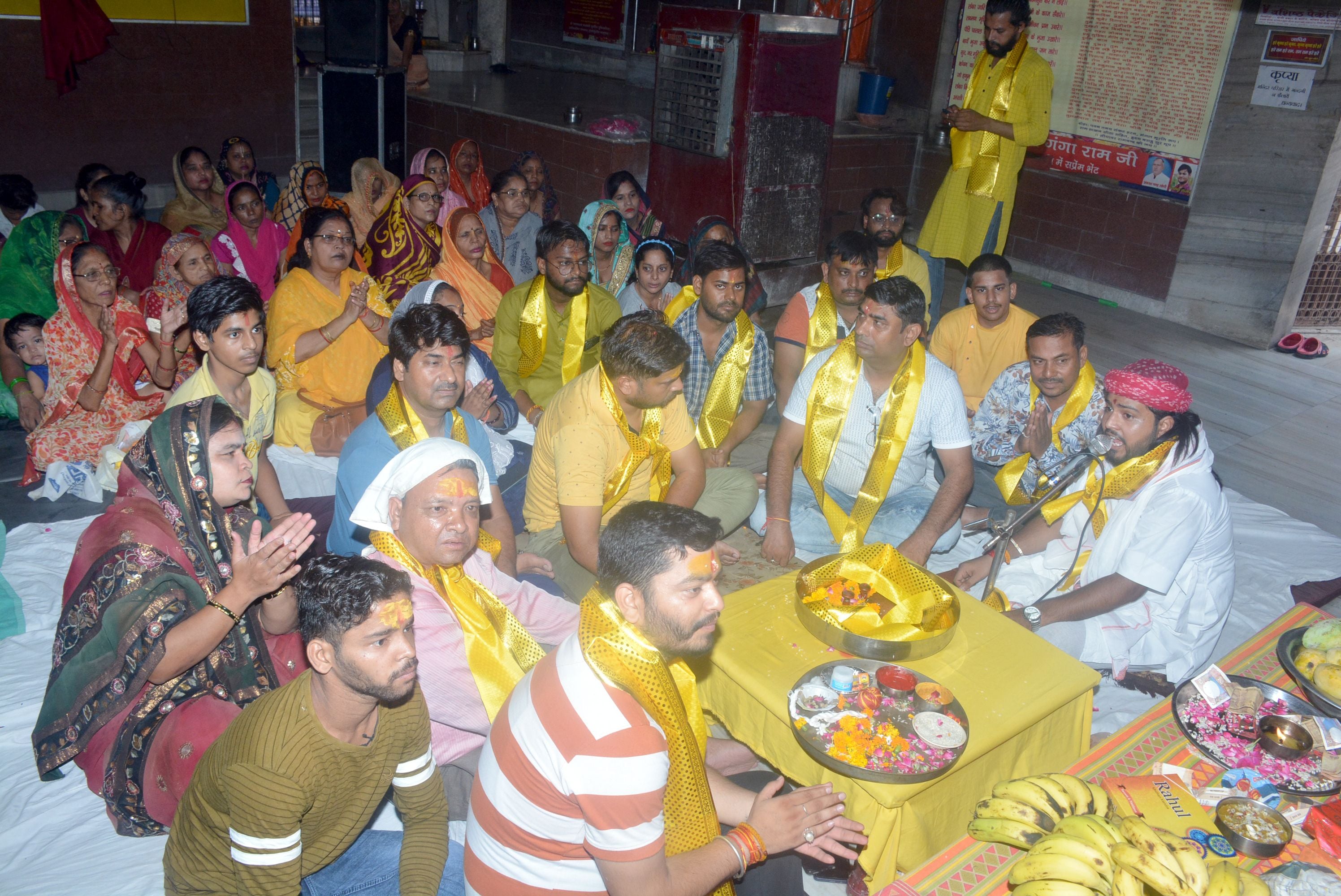मामू भांजा स्थित श्री राधा मोहन मंदिर में गुरू पूर्णिमा पर पूजा अर्चना करते लोग।