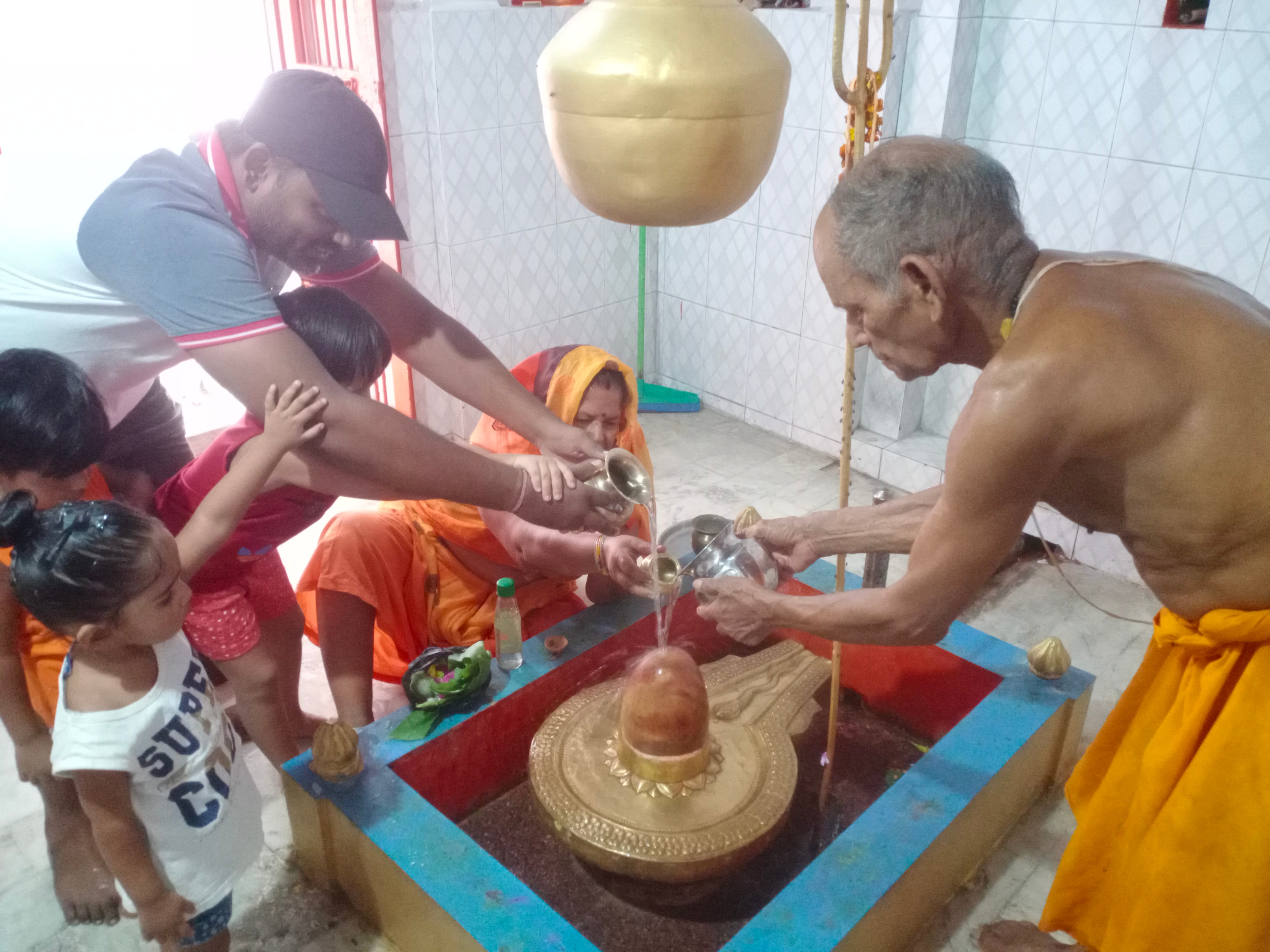 नगर के हरिकेशपुरा स्थित शिवमंदिर पर सावन के पहले दिन शिवलिंग का जलाभिषेक करते श्रद्घालु।संवाद नगर के हरिकेशपुरा स्थित शिवमंदिर पर सावन के पहले दिन शिवलिंग का जलाभिषेक करते श्रद्घालु।संवाद