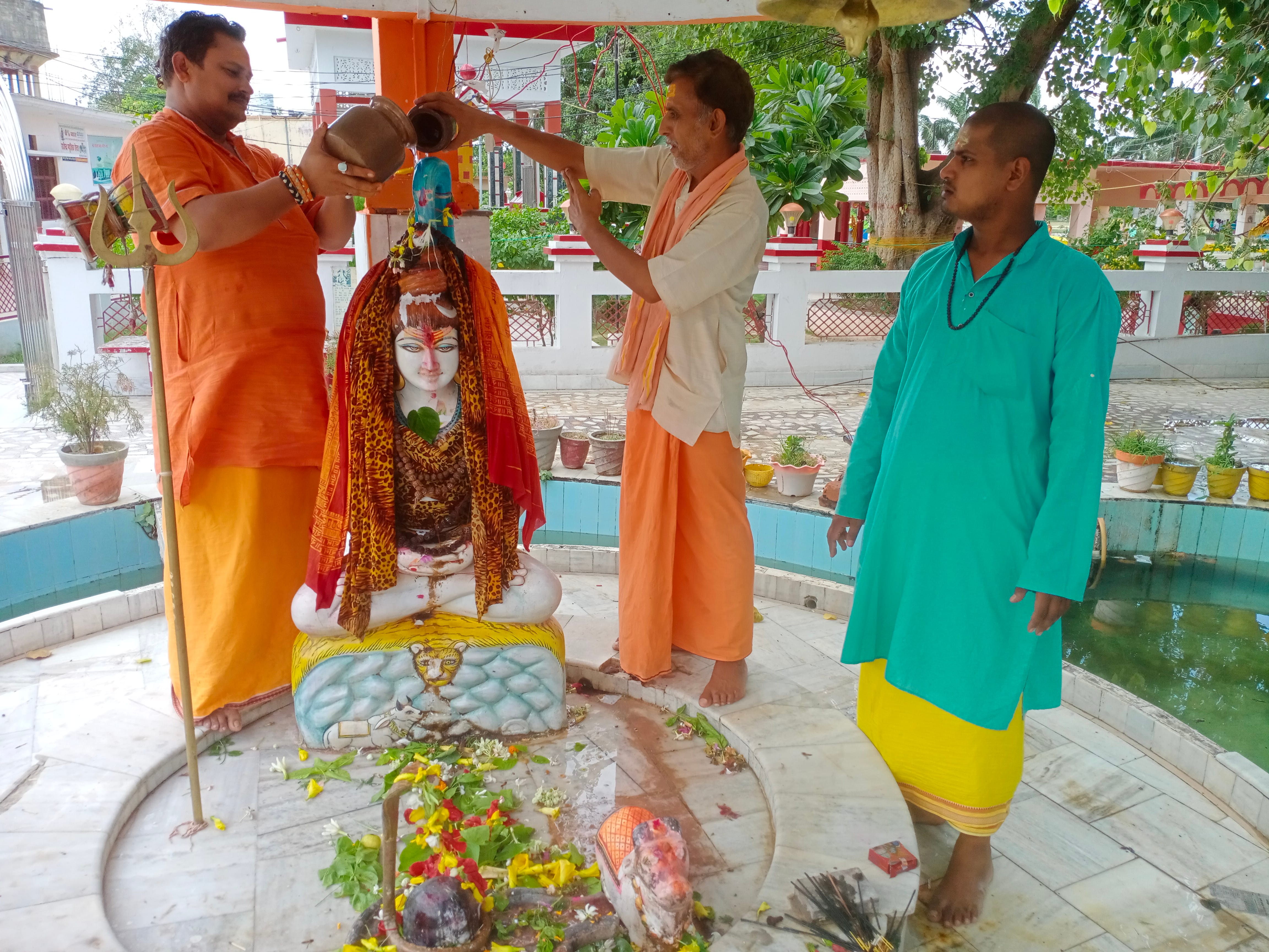 सावन के पहले दिन नगर के शीतला धाम स्थित भगवान शिव का जलाभिषेक करते पुजारी।संवाद सावन के पहले दिन नगर के शीतला धाम स्थित भगवान शिव का जलाभिषेक करते पुजारी।संवाद