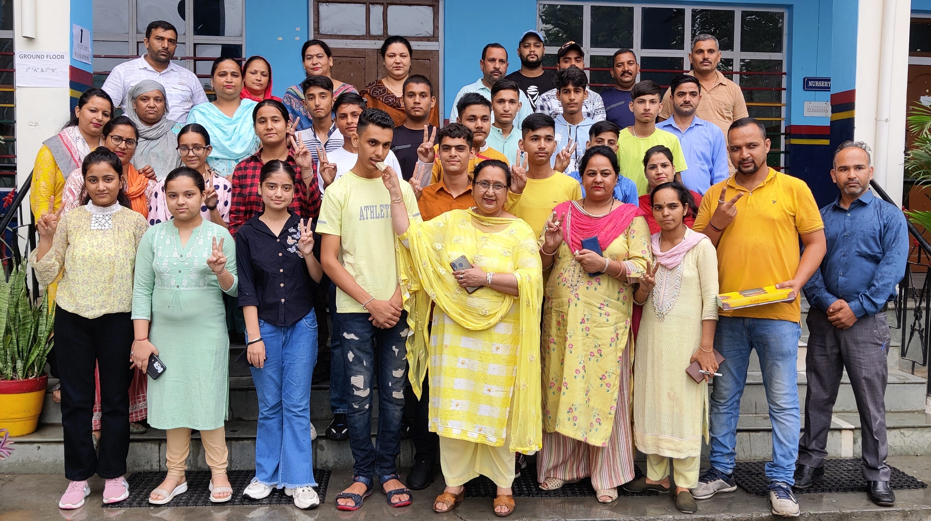 उधमपुर: कॉमन पब्लिक हायर सेकेंडरी स्कूल के पास हुए बच्चों के साथ स्कूल प्रिंसिपल व परिजन.