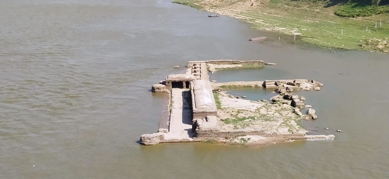  यमुना नदी में बढ़े जल स्तर से घिरा शेरगढ़ घाट का स्नानागार। संवाद