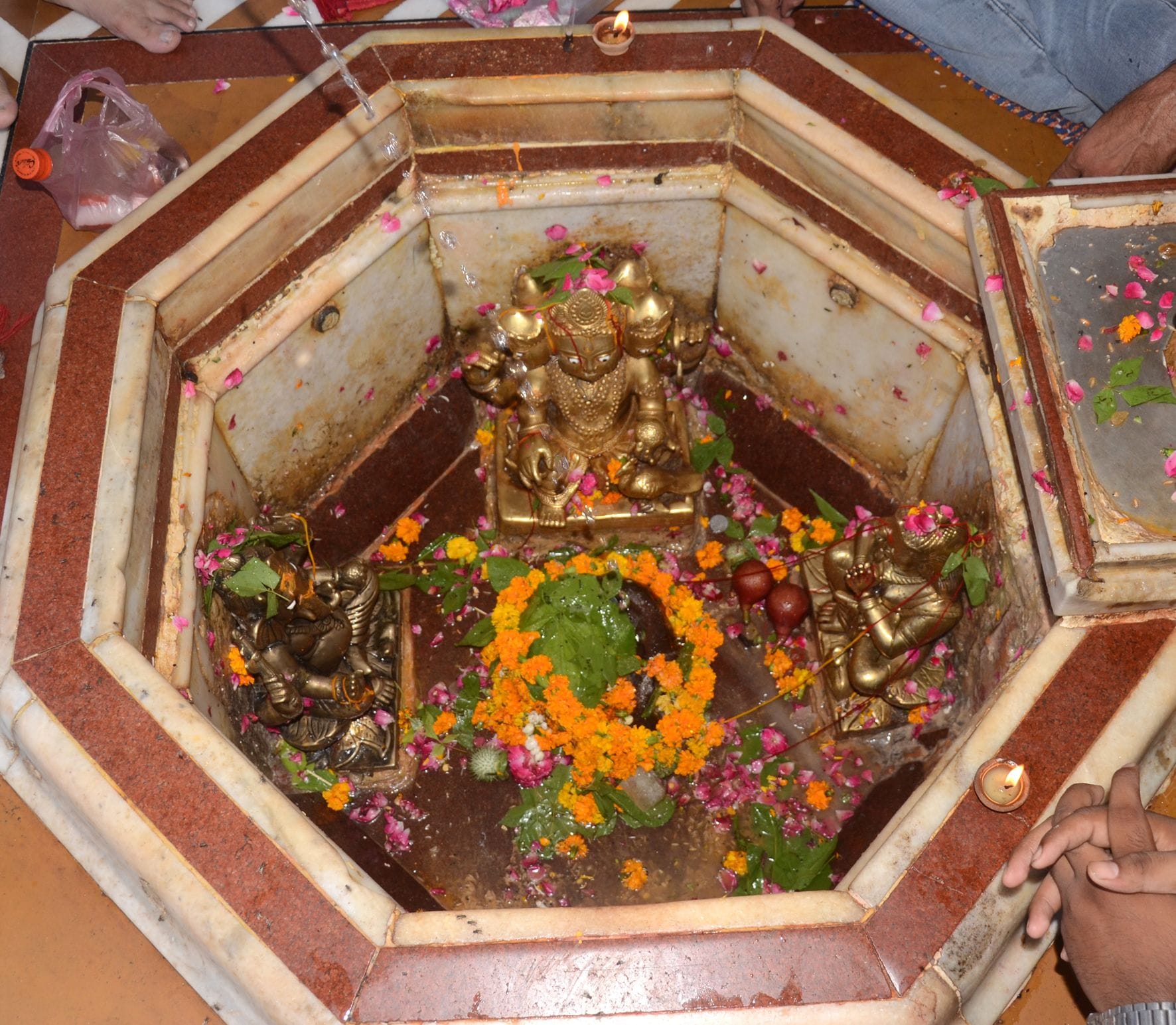 अचल ताल अचलेश्वर महादेव मंदिर का मुख्य पिंड। अचल ताल अचलेश्वर महादेव मंदिर का मुख्य पिंड।