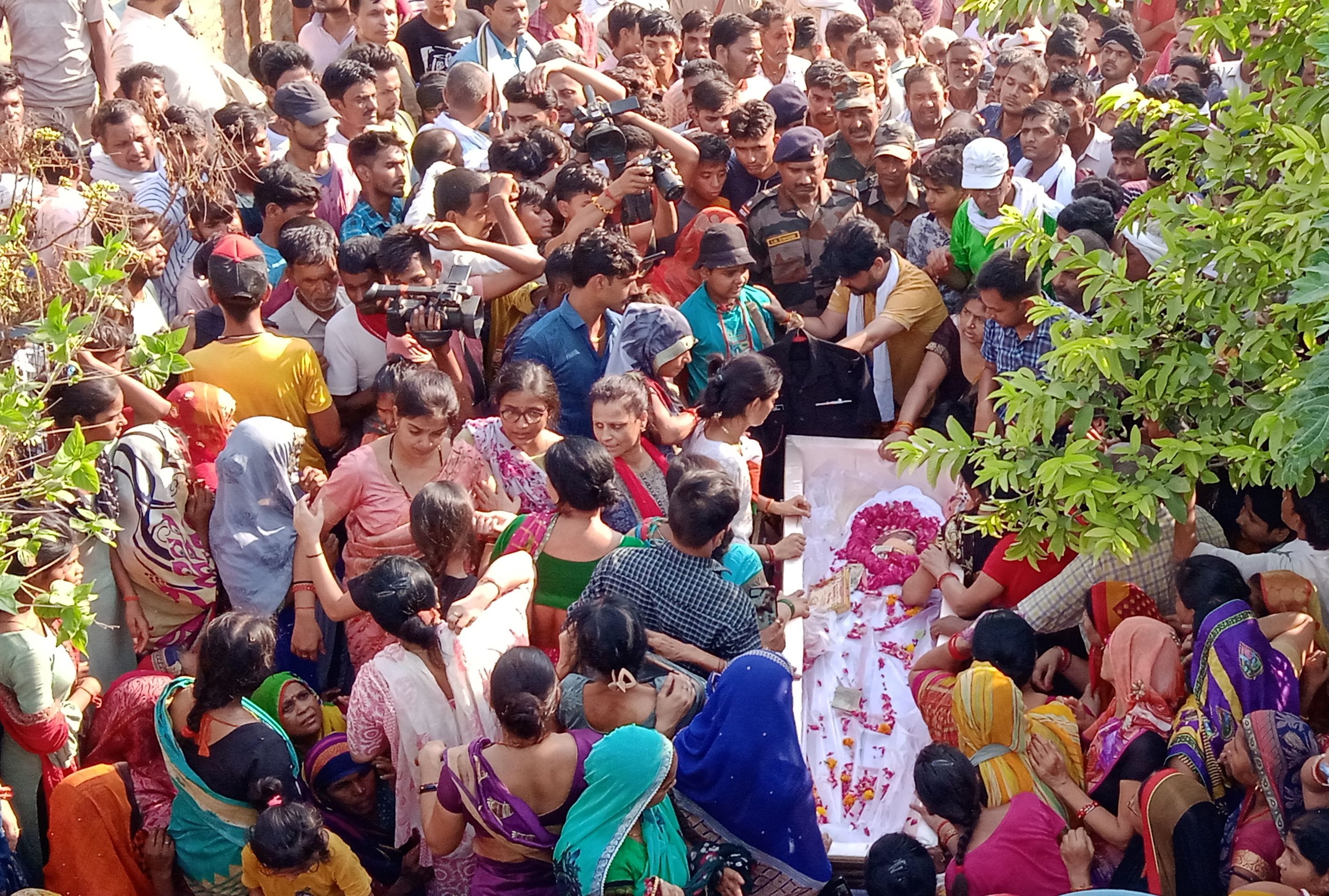 अंतिम दर्शन करने के लिए उमड़ी भीड़। संवाद
