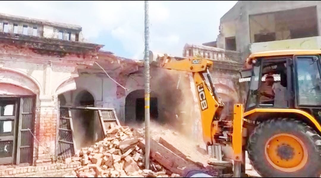 अयोध्या-रामजन्मभूमि जाने वाले मार्ग पर स्थित संस्कृत विद्यालय को गिराती बुलडोजर व मौके पर मौजूद अयोध्या-रामजन्मभूमि जाने वाले मार्ग पर स्थित संस्कृत विद्यालय को गिराती बुलडोजर व मौके पर मौजूद