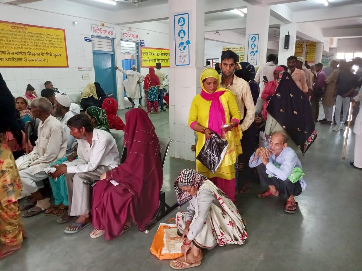 बागपत जिला अस्तपाल में लगी मरीजों की भीड़ बागपत जिला अस्तपाल में लगी मरीजों की भीड़