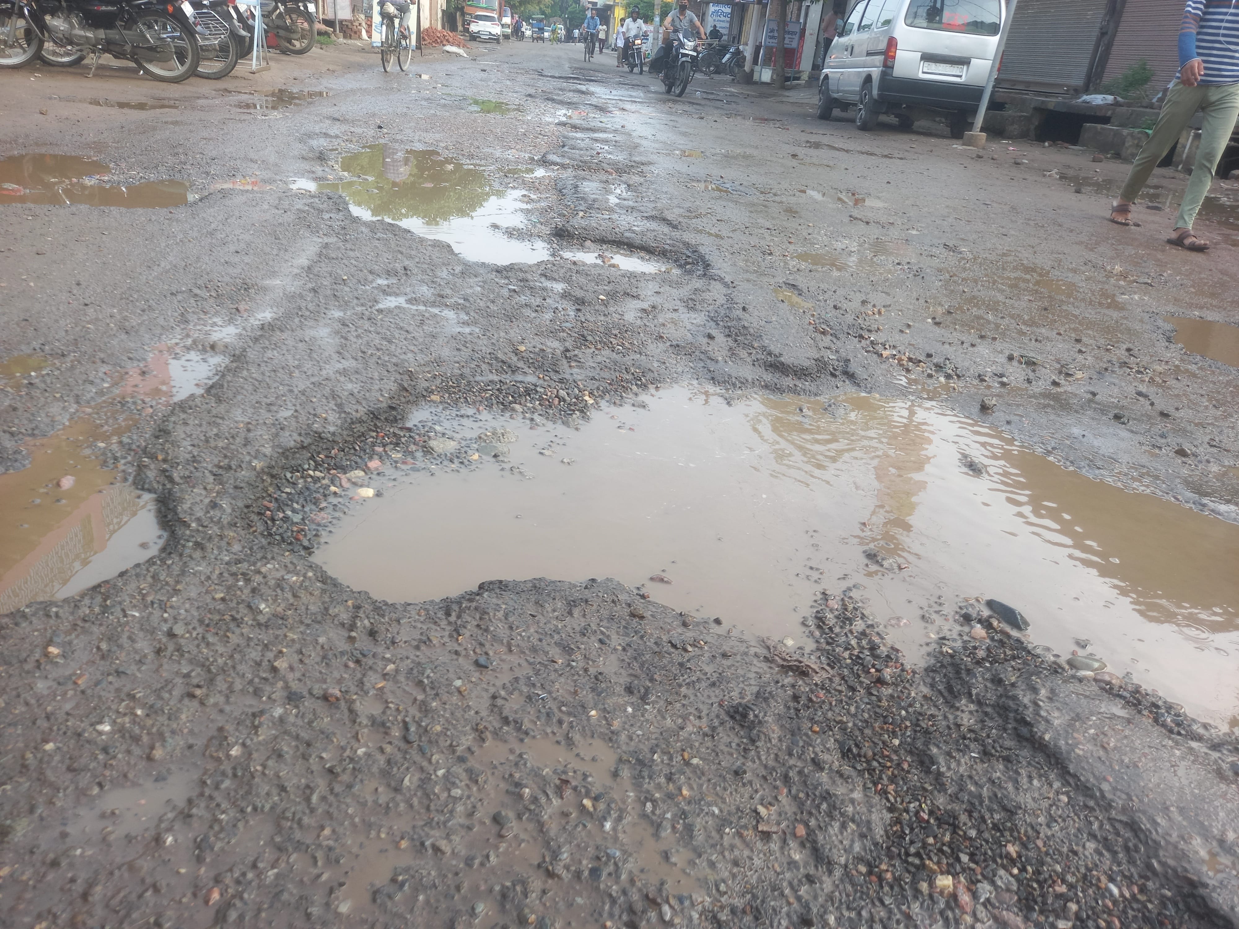 बिजरोल मार्ग पर बने गड्ढे व भरा पानी। फाइल फोटो बिजरोल मार्ग पर बने गड्ढे व भरा पानी। फाइल फोटो