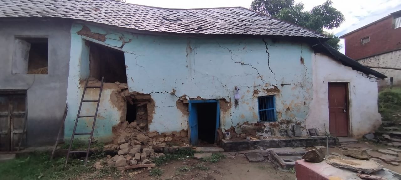 ग्राम पंचायत डमली के गांव पट्टा में भारी बरिश के कारण क्षतिग्रस्त हुई गोशाला।संवाद ग्राम पंचायत डमली के गांव पट्टा में भारी बरिश के कारण क्षतिग्रस्त हुई गोशाला।संवाद