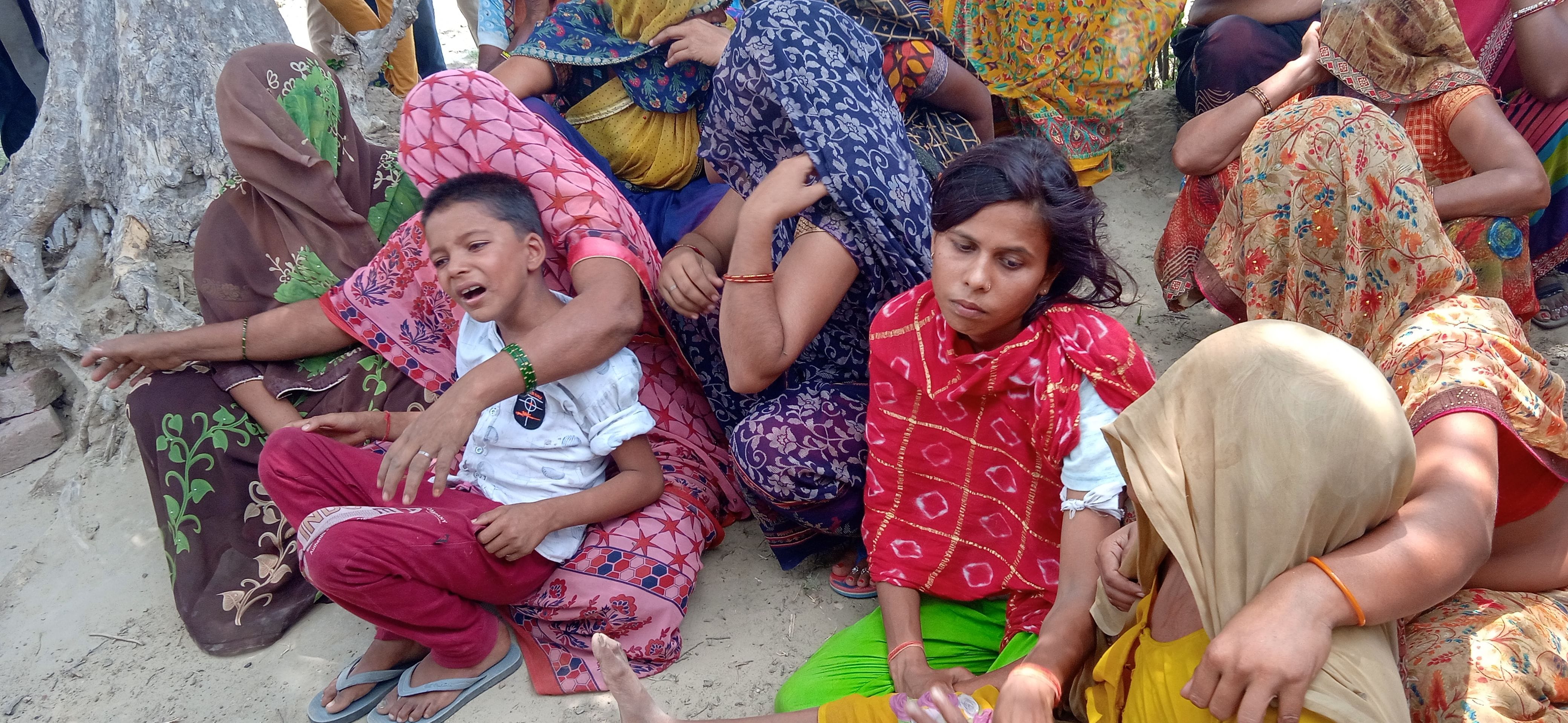 घटना के बाद गमगीन बैठे परिजन। संवाद घटना के बाद गमगीन बैठे परिजन। संवाद