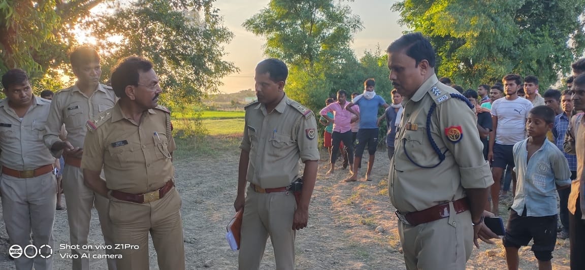 घटनास्थल पर रुरुगंज चौकी प्रभारी से पूछताछ करते सीओ। संवाद घटनास्थल पर रुरुगंज चौकी प्रभारी से पूछताछ करते सीओ। संवाद