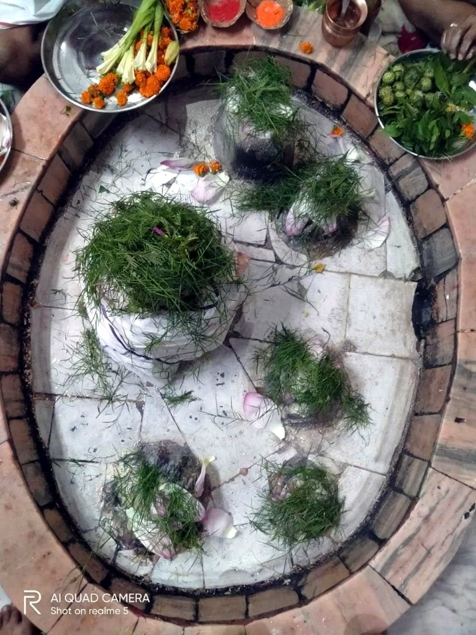 मंदिर के गर्भ गृह मे स्थापित शिवलिंग मंदिर के गर्भ गृह मे स्थापित शिवलिंग