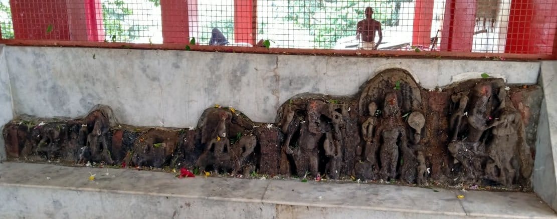 मंदिर परिसर मे रखी खिंडत मूर्तियां मंदिर परिसर मे रखी खिंडत मूर्तियां