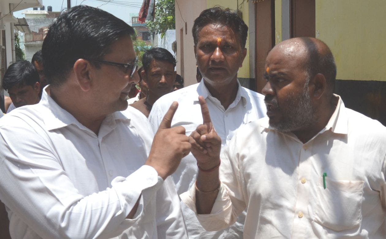 नोकझोंक--सैनी नगर कालोनी में मकानो के ऊपर टूटी पड़ी हाईटेंशन बिजली की लाइन को लेकर एसडीओ यशेंद्र ? नोकझोंक--सैनी नगर कालोनी में मकानो के ऊपर टूटी पड़ी हाईटेंशन बिजली की लाइन को लेकर एसडीओ यशेंद्र ?