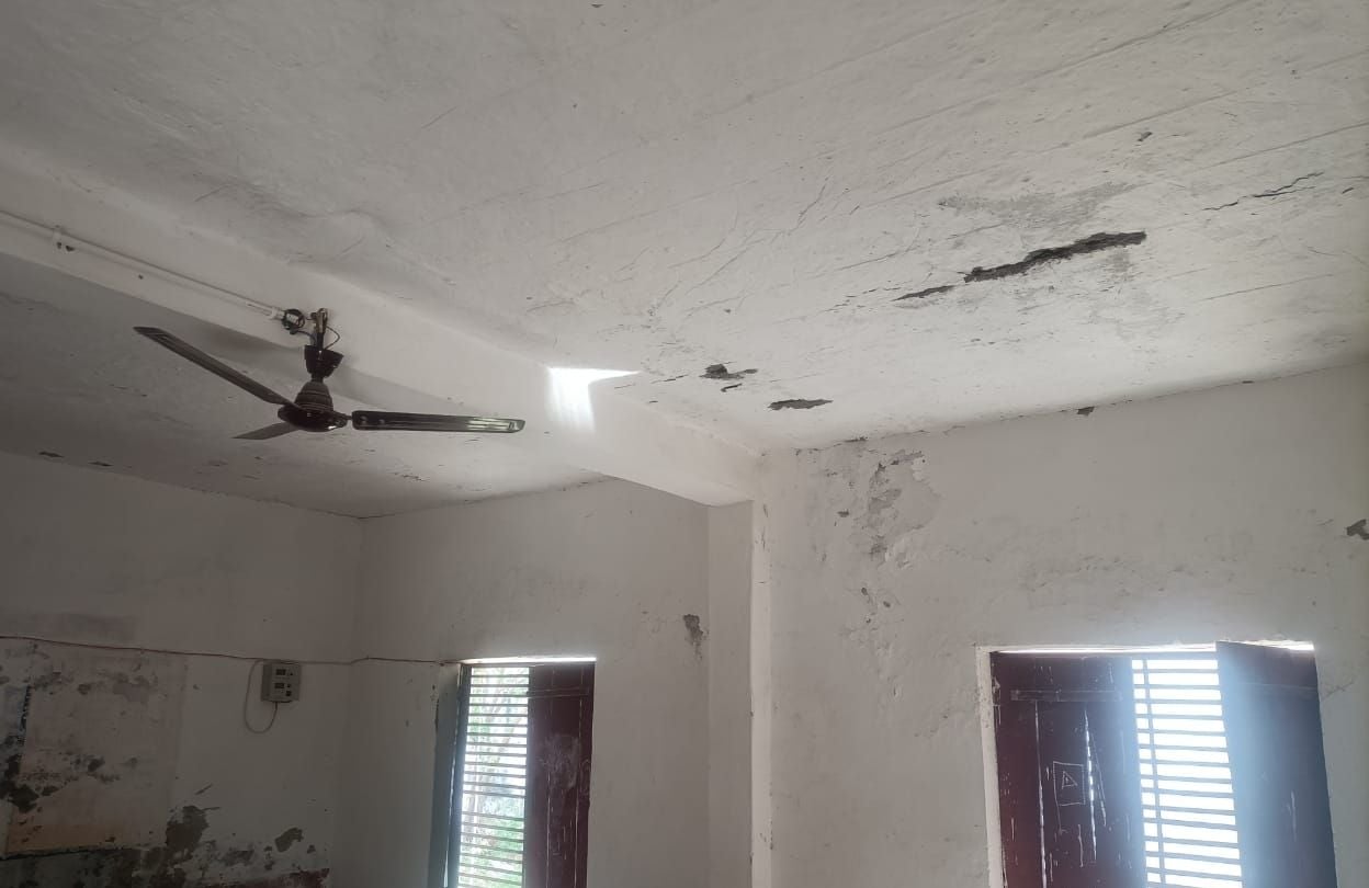 सिमरापुर्वा स्थित स्कूल में चटकी दीवार व छत का टूटा प्लास्टर। संवाद सिमरापुर्वा स्थित स्कूल में चटकी दीवार व छत का टूटा प्लास्टर। संवाद