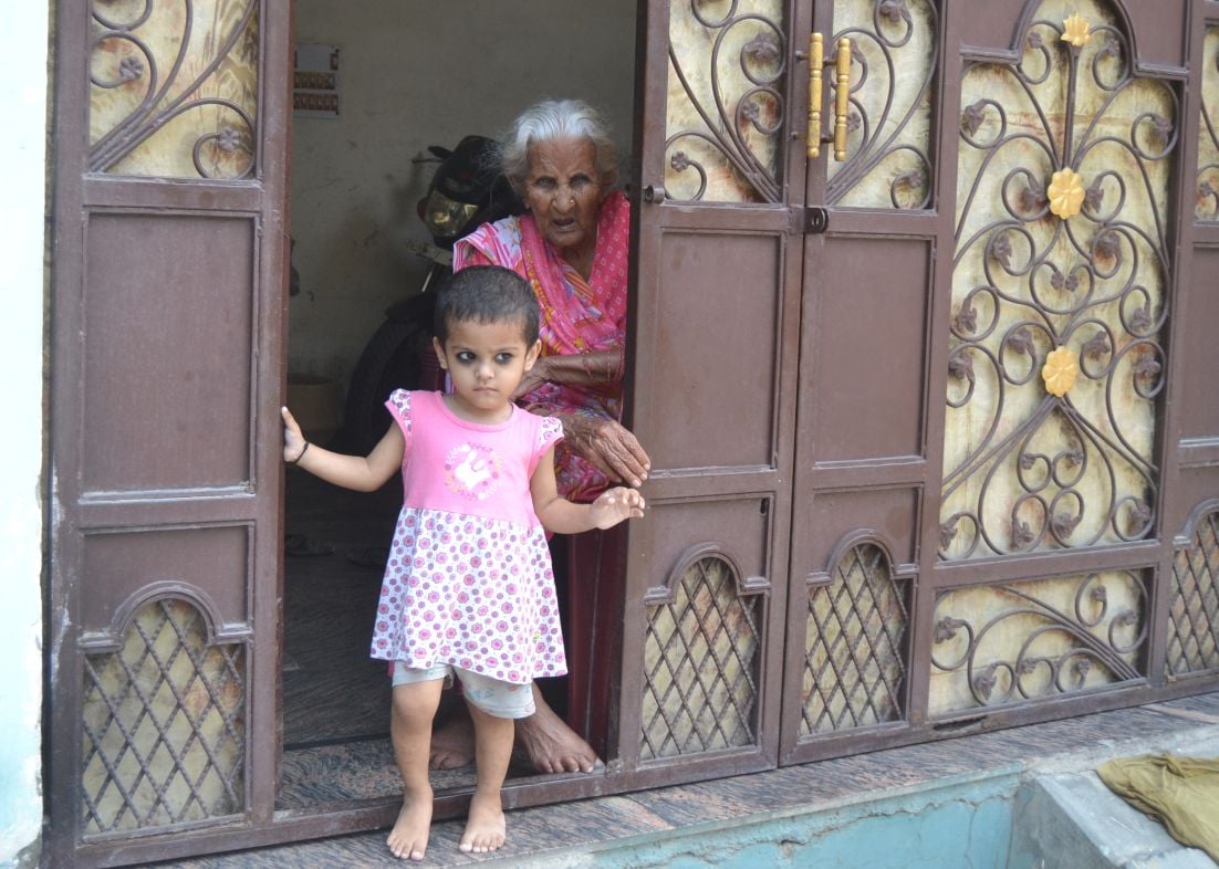 सैनी नगर कॉलोनी में बिजली न होने के कारण गर्मी में गेट पर बैठी बुर्जुग महिला। संवाद सैनी नगर कॉलोनी में बिजली न होने के कारण गर्मी में गेट पर बैठी बुर्जुग महिला। संवाद
