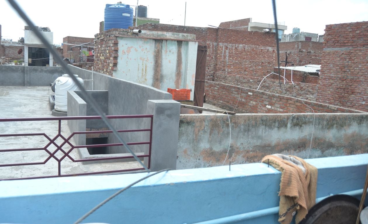 सैनी नगर कालोनी में मकानो के ऊपर टूटी पड़ी हाईटेंशन बिजली की लाइन । संवाद सैनी नगर कालोनी में मकानो के ऊपर टूटी पड़ी हाईटेंशन बिजली की लाइन । संवाद