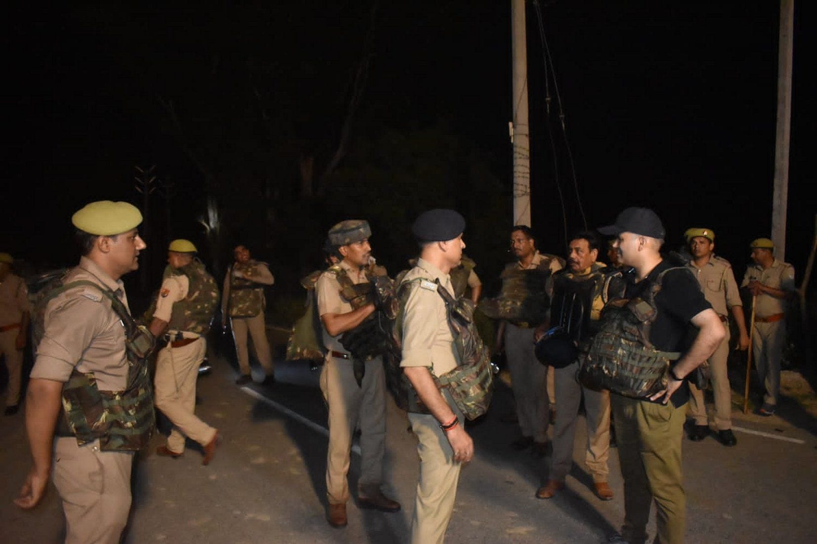 तुगाना गांव की पुलिया पर मुठभेड़ के दौरान पुलिस फोर्स के साथ मौके पर पहुंचे एसपी नीरज कुमार जादौन तुगाना गांव की पुलिया पर मुठभेड़ के दौरान पुलिस फोर्स के साथ मौके पर पहुंचे एसपी नीरज कुमार जादौन