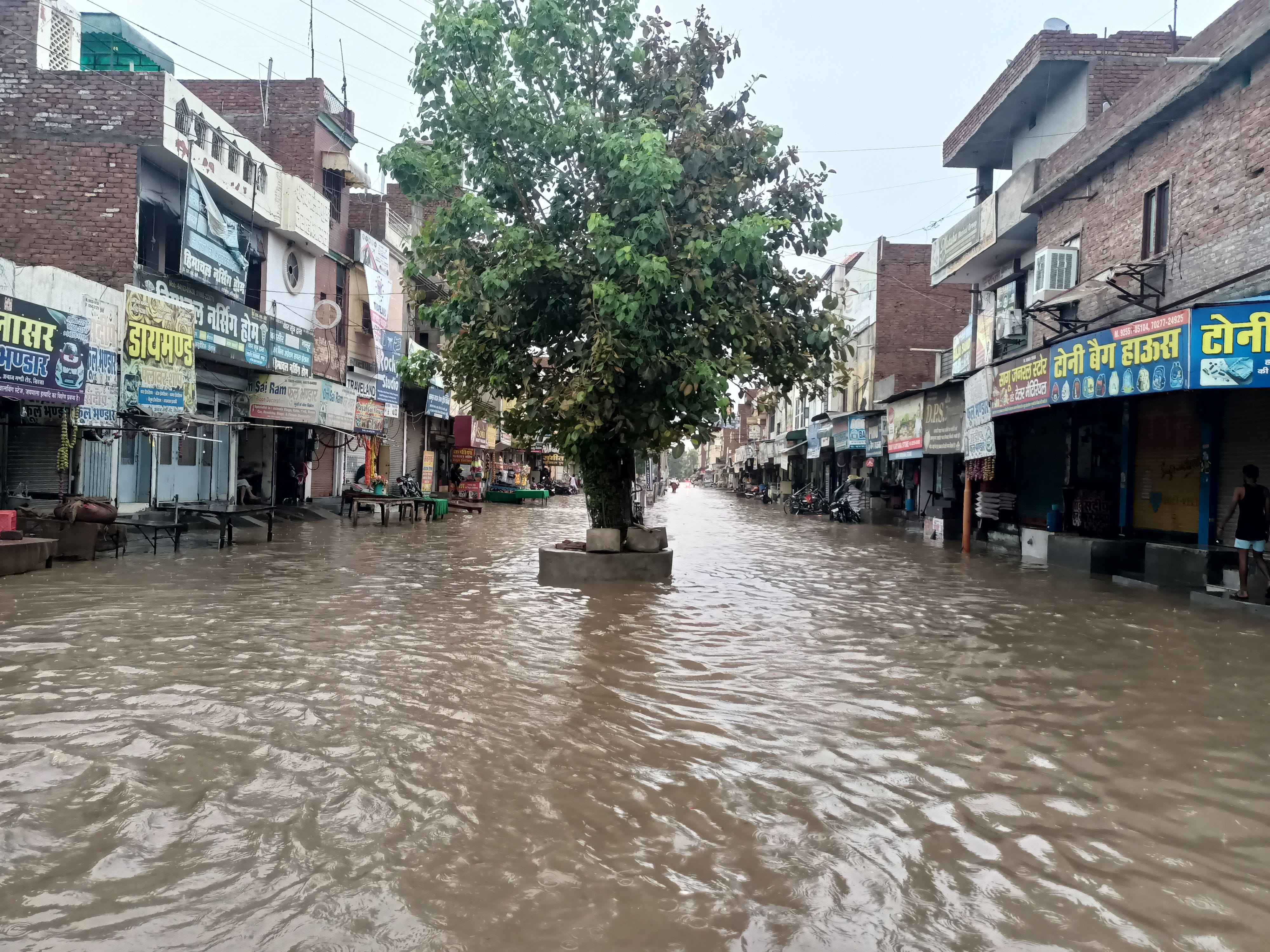 अनाज मंडी रोड पर हुआ जलभराव का दृश्य। अनाज मंडी रोड पर हुआ जलभराव का दृश्य।
