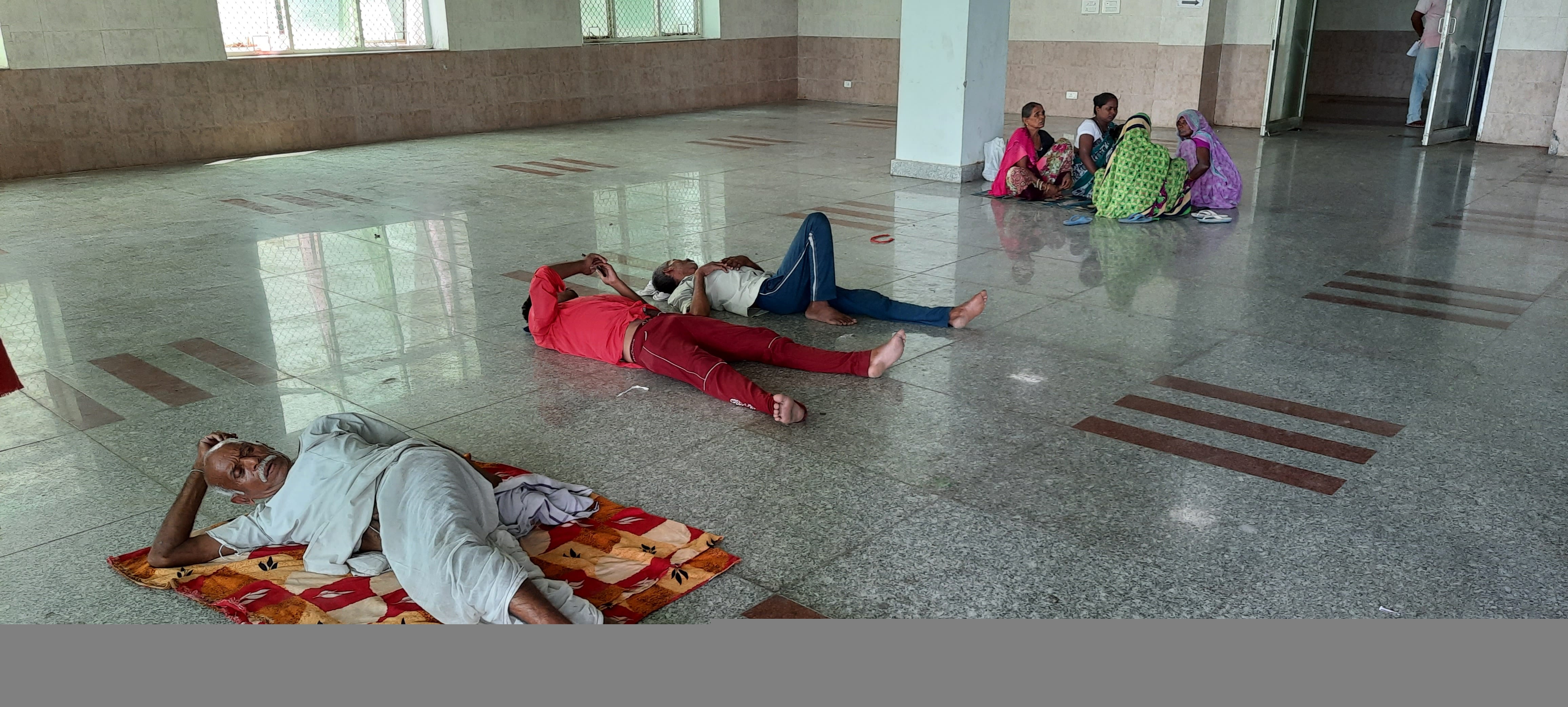 Banda: The patients who were stunned by the heat camped in the medical college campus Banda: The patients who were stunned by the heat camped in the medical college campus