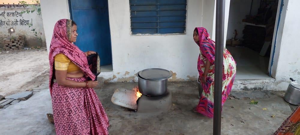 चूल्हे पर तहरी पकातीं रसोइया। संवाद चूल्हे पर तहरी पकातीं रसोइया। संवाद