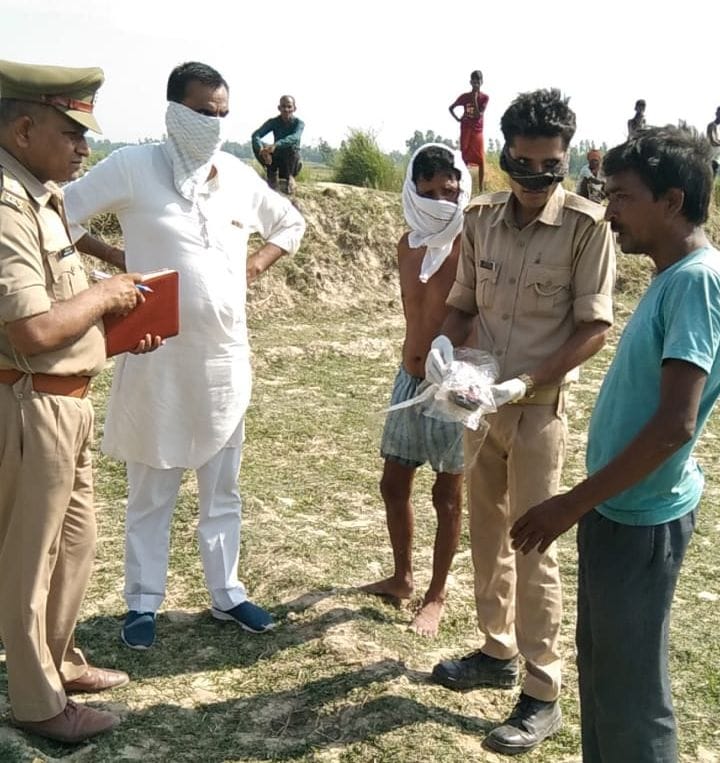 फोटो-14- घटनास्थल पर जांच करती पुलिस टीम फोटो-14- घटनास्थल पर जांच करती पुलिस टीम