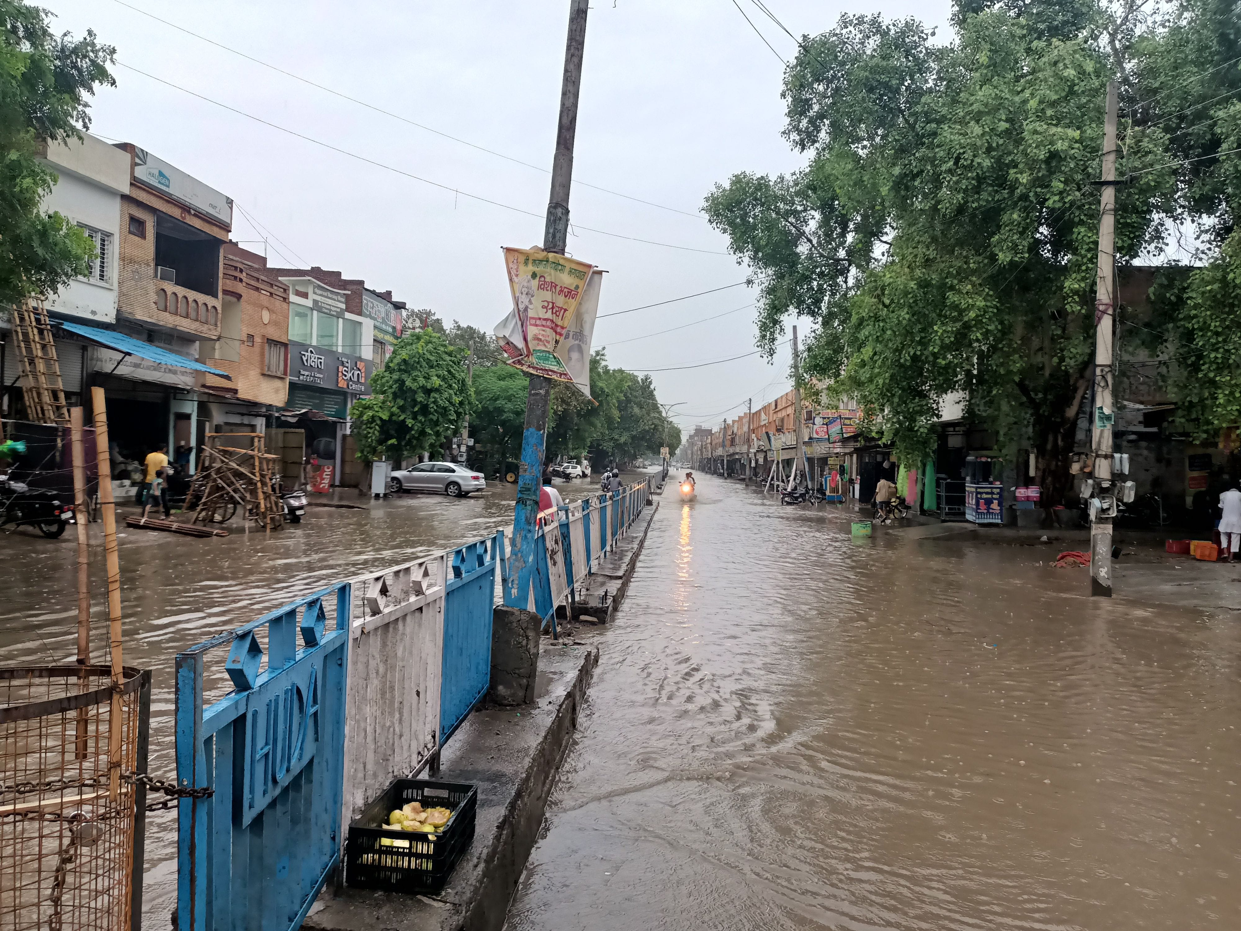जनता भवन रोड पर हुआ जलभराव। जनता भवन रोड पर हुआ जलभराव।