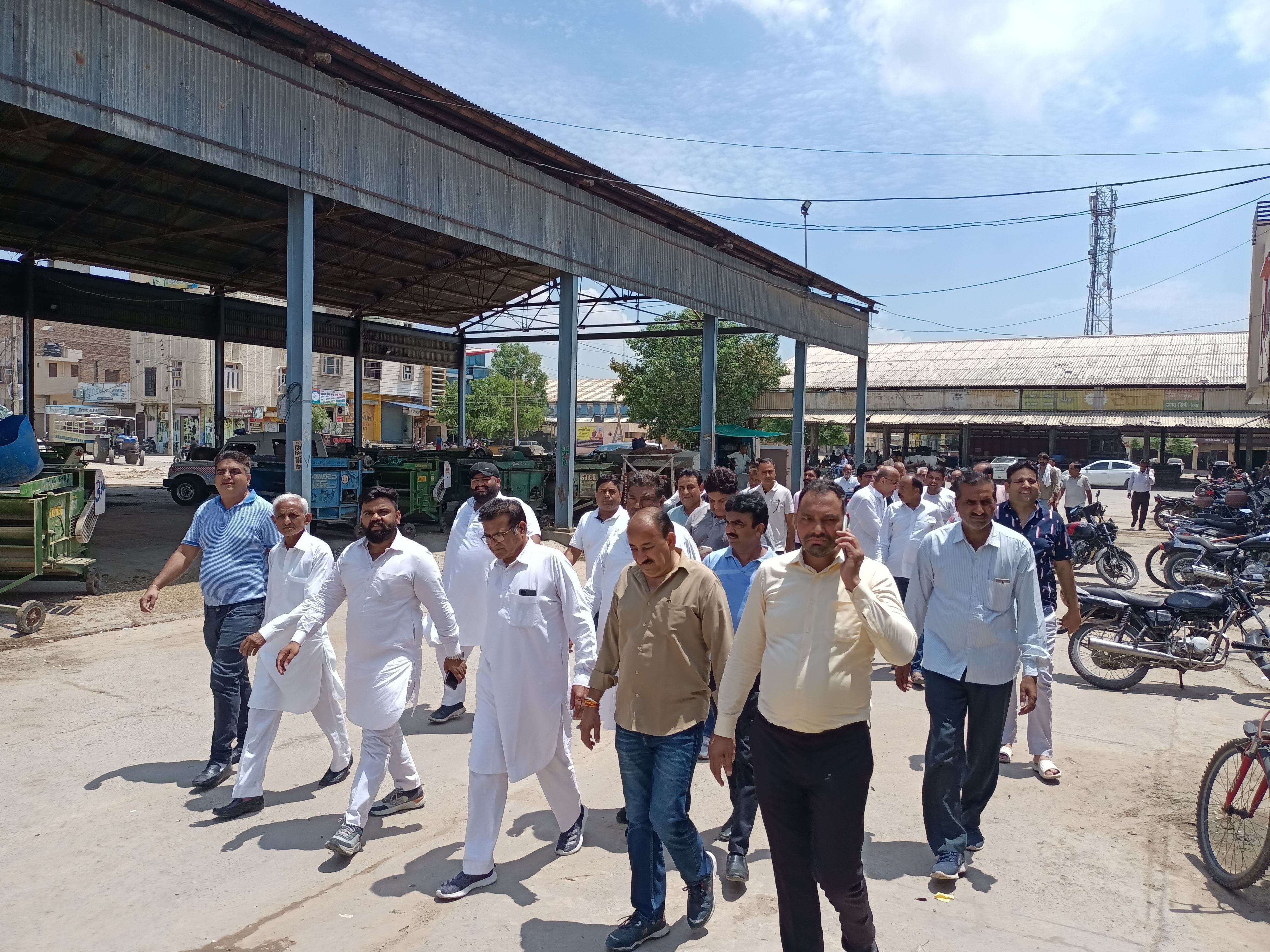खाद्य वस्तुओं के विरोध में आढ़तियान एसोसिएशन के सदस्य अनाज मंडी में रोष मार्च निकालते हुए। खाद्य वस्तुओं के विरोध में आढ़तियान एसोसिएशन के सदस्य अनाज मंडी में रोष मार्च निकालते हुए।