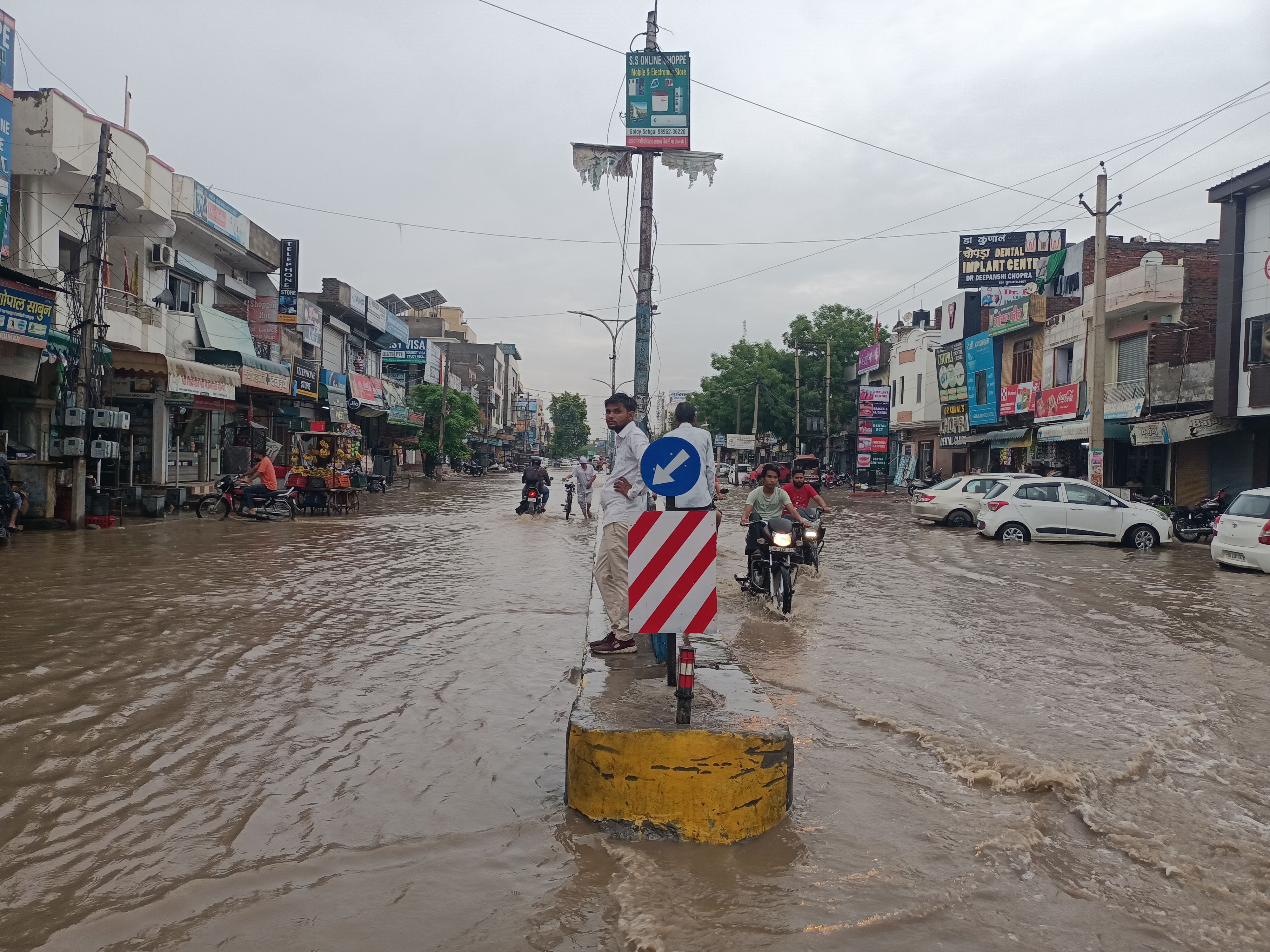 नागरिक अस्पताल रोड पर हुआ जलभराव। नागरिक अस्पताल रोड पर हुआ जलभराव।