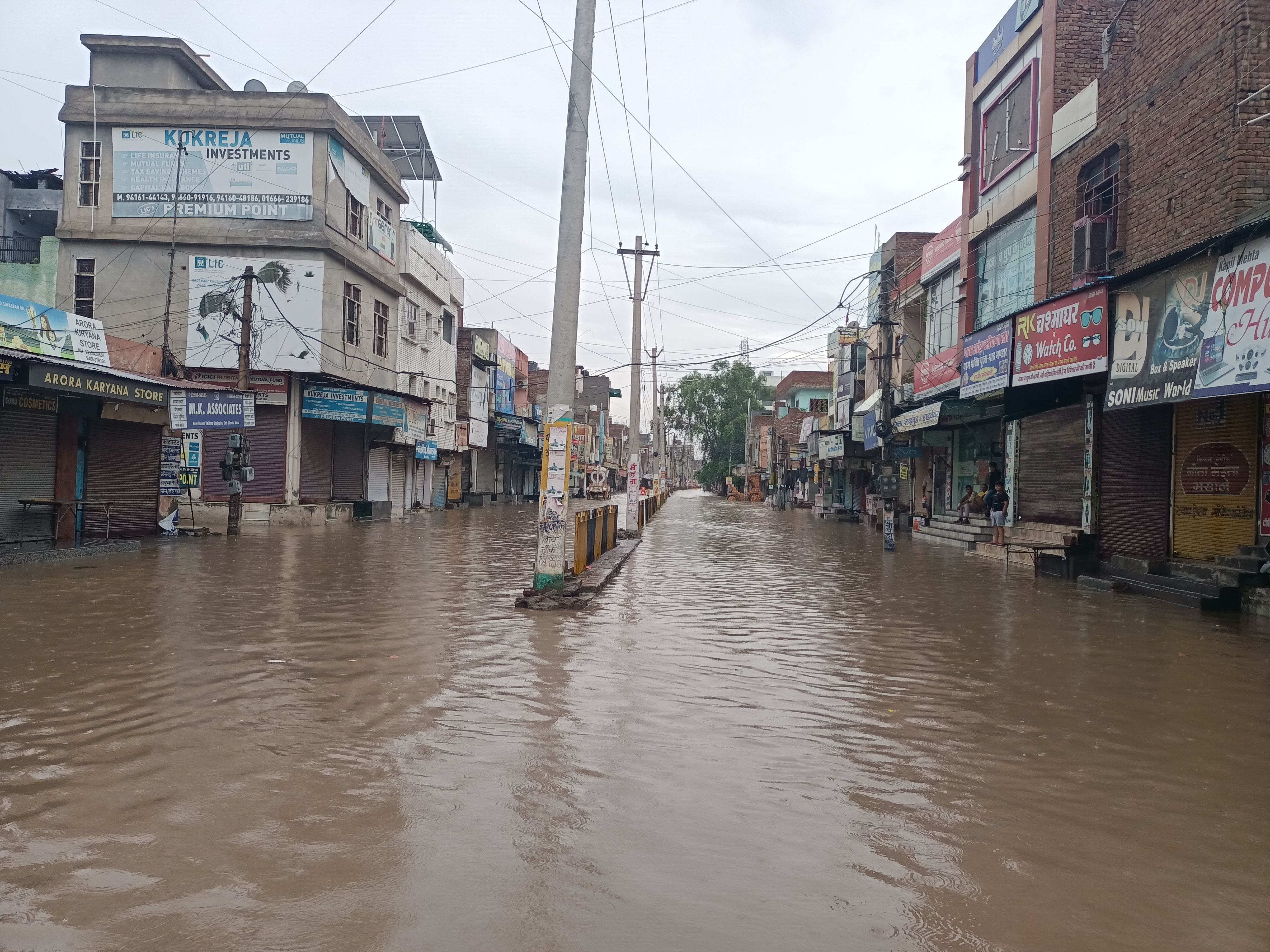 नोहरिया बाजार में हुआ जलभराव। नोहरिया बाजार में हुआ जलभराव।