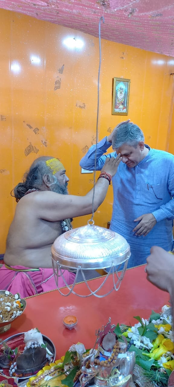 रेल मंत्री को आशीर्वाद देते शंकराचार्य आश्रम प्रभारी सहजानंद जी महाराज रेल मंत्री को आशीर्वाद देते शंकराचार्य आश्रम प्रभारी सहजानंद जी महाराज