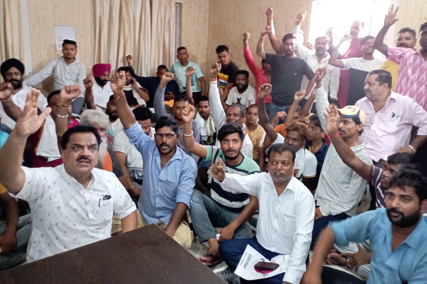 रुद्रपुर में ऊर्जा निगम के एसई कार्यालय के भीतर धरना देते पूर्व विधायक राजकुमार ठुकराल।