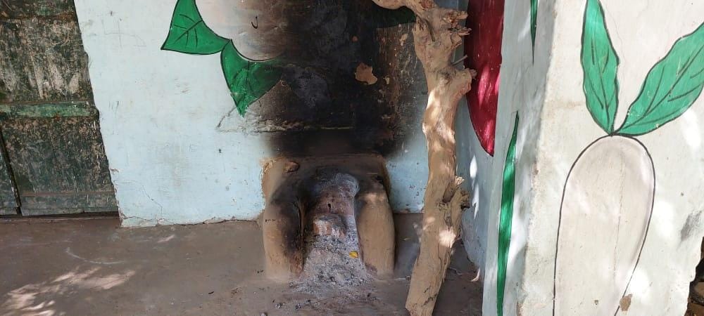 स्कूल में रखा मिट्टी का चूल्हा। संवाद स्कूल में रखा मिट्टी का चूल्हा। संवाद