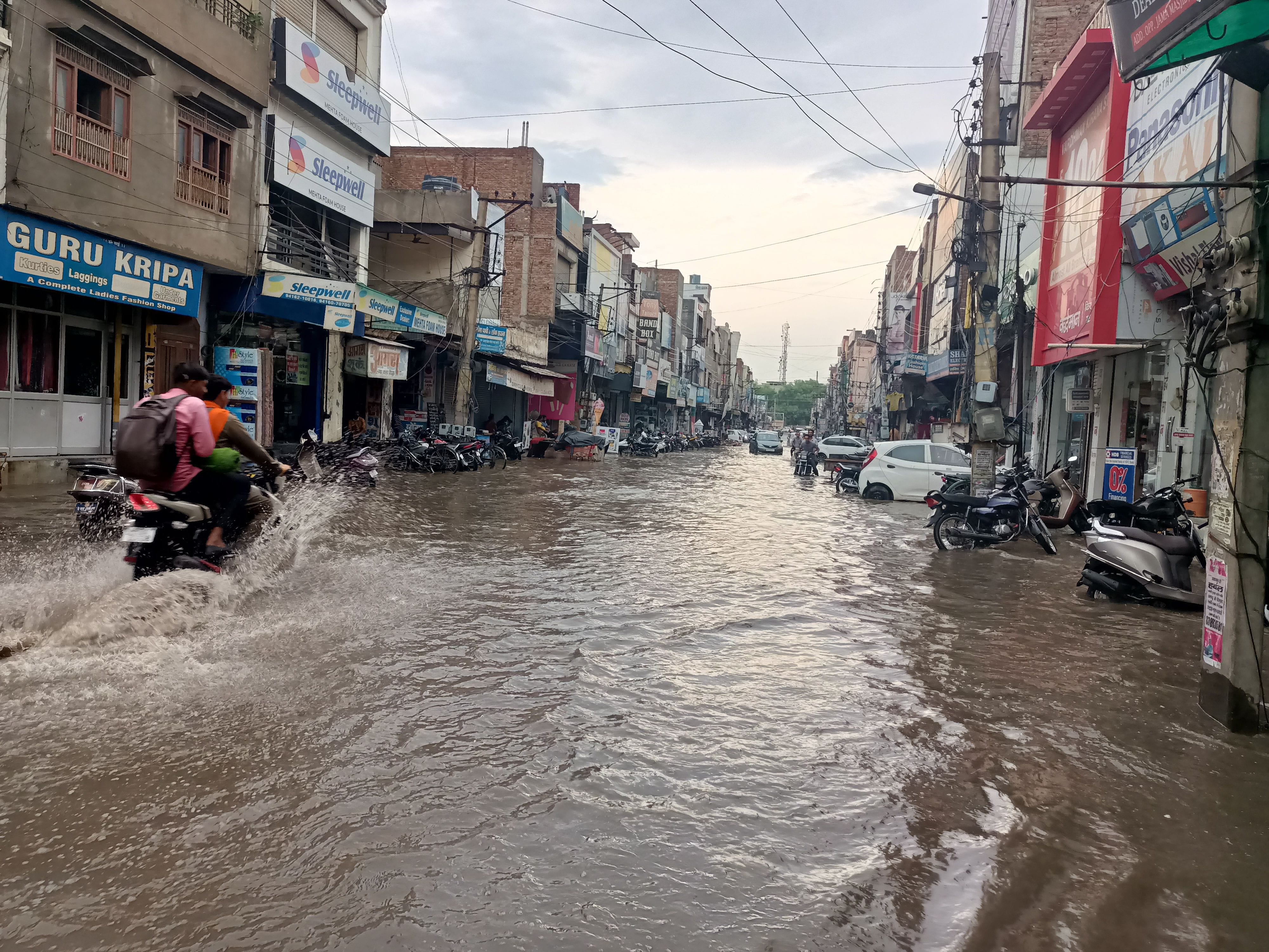 सदर बाजार में हुए जलभराव का दृश्य। सदर बाजार में हुए जलभराव का दृश्य।