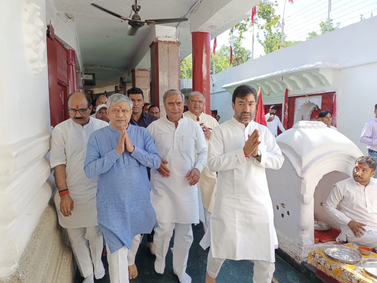 सिद्धपीठ शांकभरी देवी मंदिर में परिक्रमा करते रेल मंत्री अश्विनी वैष्णव सिद्धपीठ शांकभरी देवी मंदिर में परिक्रमा करते रेल मंत्री अश्विनी वैष्णव