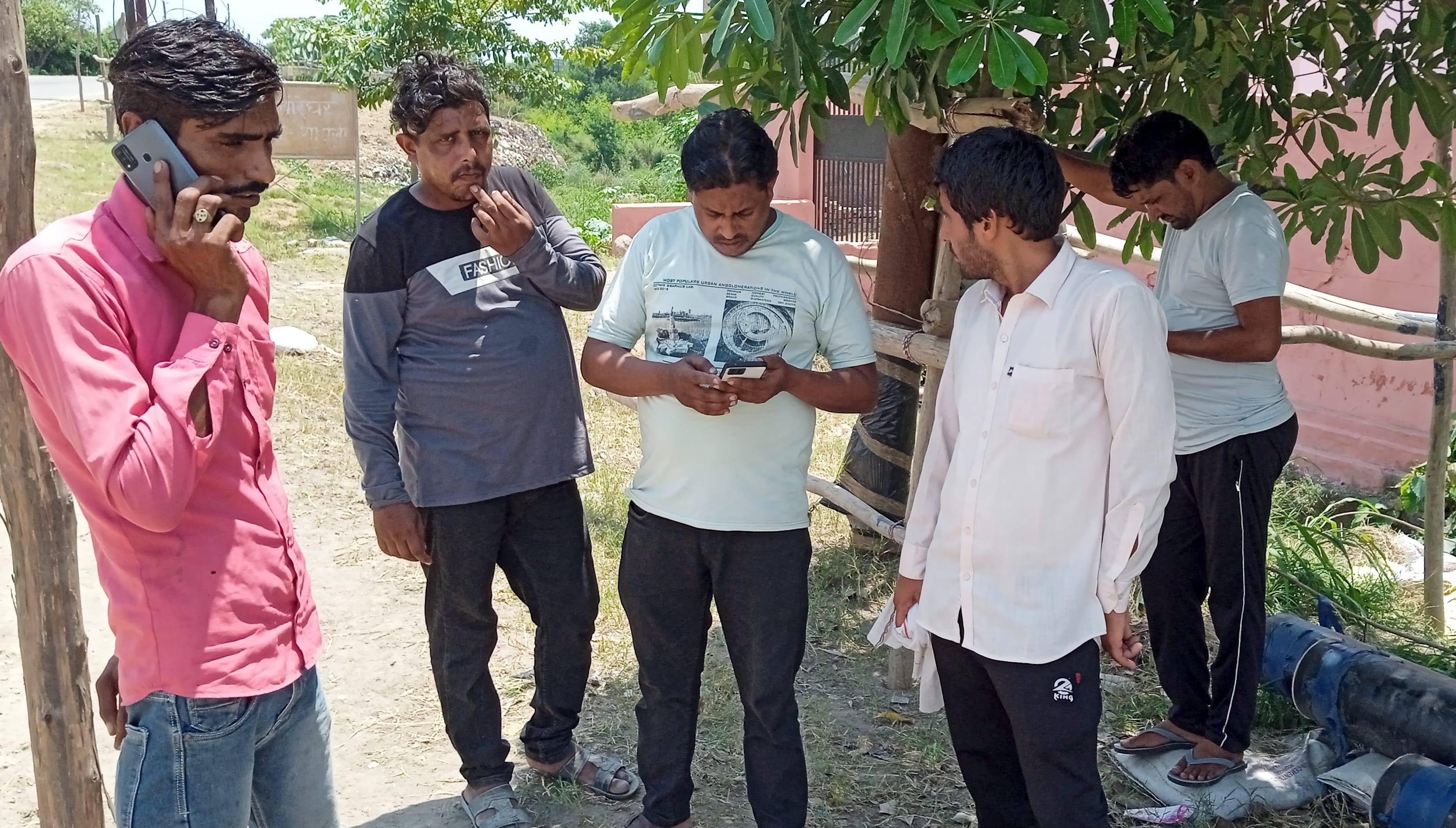 शामली के गांव बराला में चाकू से गोदकर भाई की हत्या :: पोस्टमार्टम हाउस पर मौजूद मृतक कुर्बान के परि शामली के गांव बराला में चाकू से गोदकर भाई की हत्या :: पोस्टमार्टम हाउस पर मौजूद मृतक कुर्बान के परि