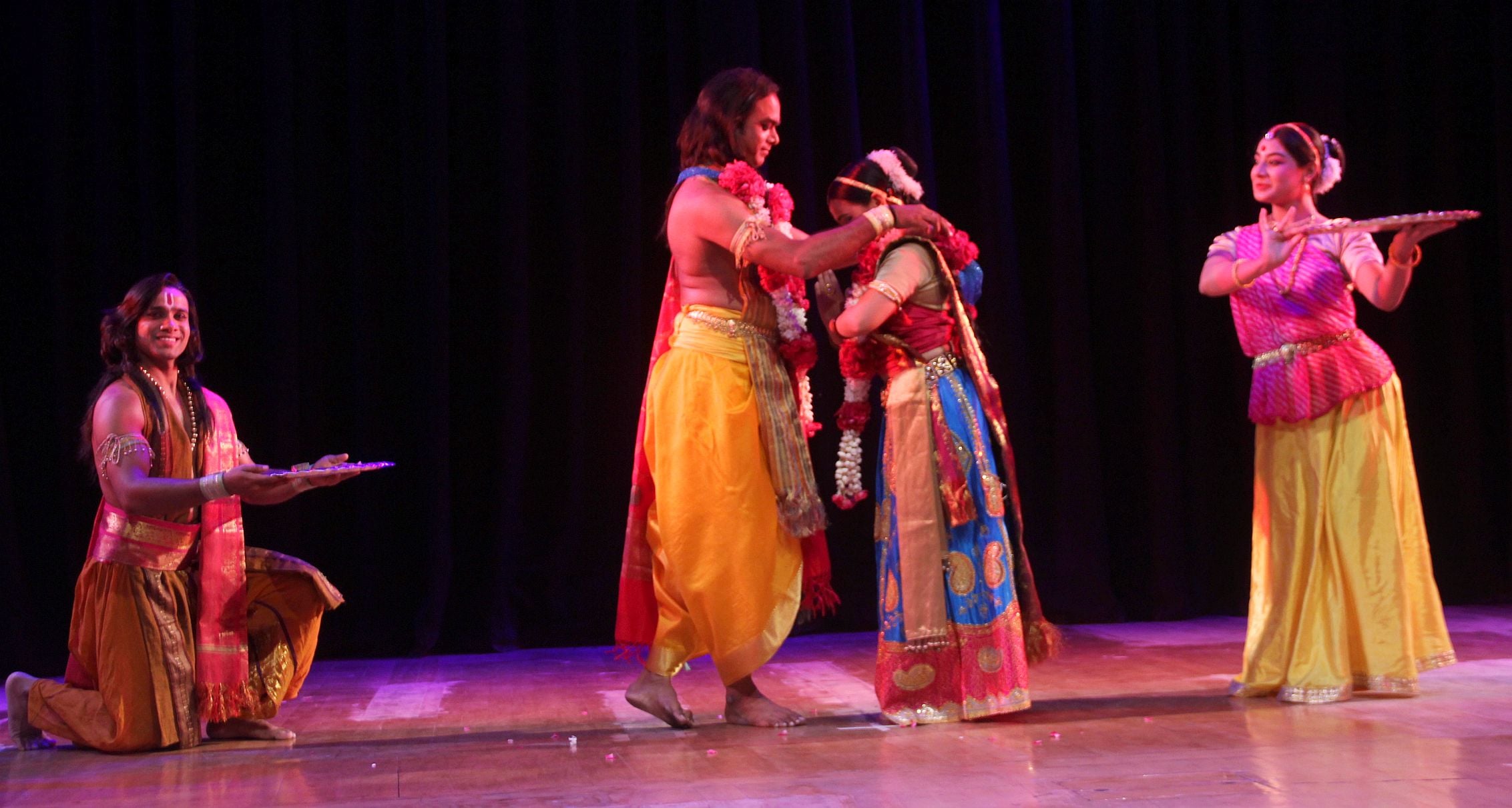 टीएमयू में आयोजित कार्यक्रम में नृत्य नाटिका की प्रस्तुति देती पद्मभूषण सोनाली मान सिंह एंव कला टीएमयू में आयोजित कार्यक्रम में नृत्य नाटिका की प्रस्तुति देती पद्मभूषण सोनाली मान सिंह एंव कला