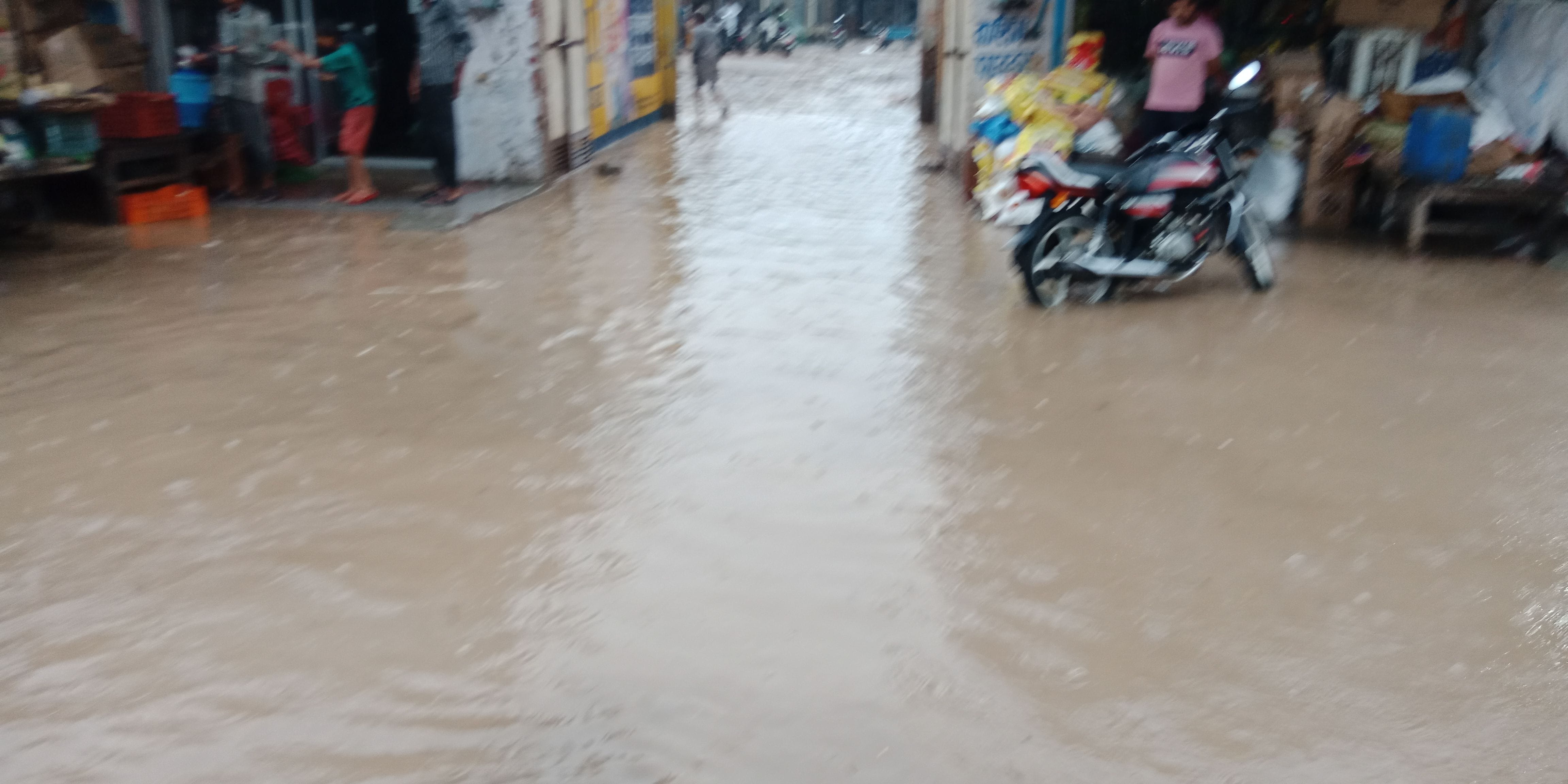 तिया में बारिश के कारण हुआ भगत सिंह चौक पर जलभराव। तिया में बारिश के कारण हुआ भगत सिंह चौक पर जलभराव।