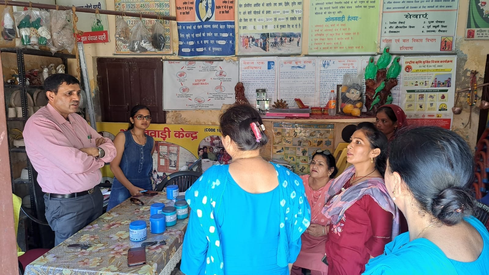 आशा वर्करों से बातचीत करते सिविल सर्जन डॉ. सुखबीर सिंह। संवाद आशा वर्करों से बातचीत करते सिविल सर्जन डॉ. सुखबीर सिंह। संवाद