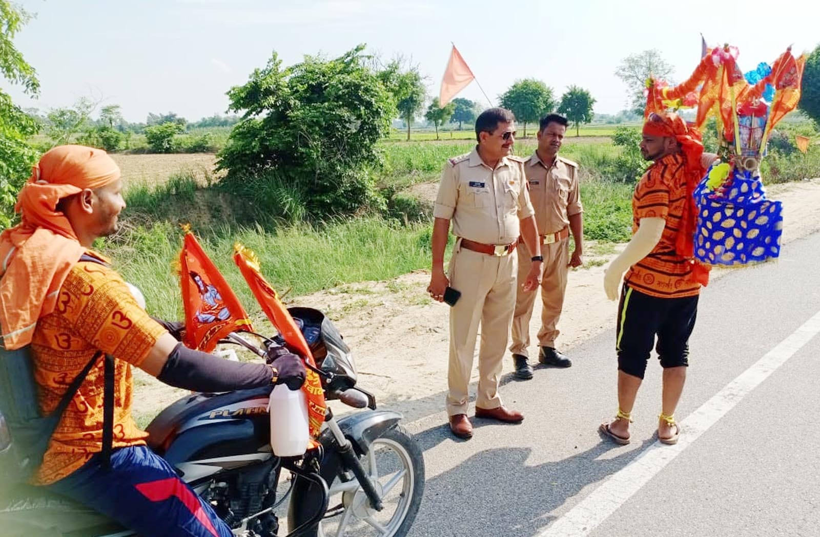 बरेली-मथुरा हाईवे पर कांवड़ियों से फीडबैक लेते प्रभारी निरीक्षक हरपाल सिंह बालियान। संवाद बरेली-मथुरा हाईवे पर कांवड़ियों से फीडबैक लेते प्रभारी निरीक्षक हरपाल सिंह बालियान। संवाद