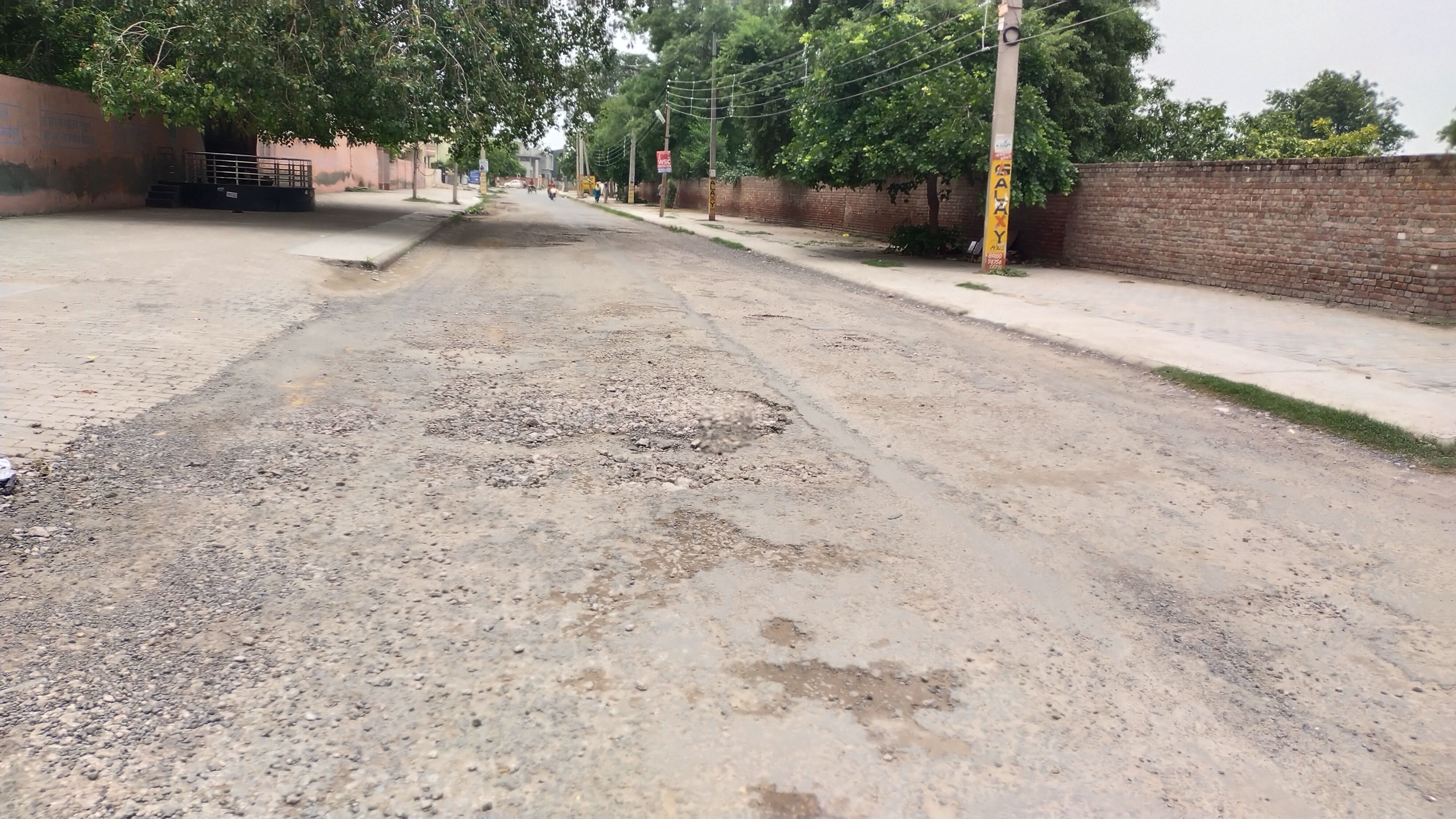 फतेहाबाद के गीता मंदिर रोड पर टूटी हुई सड़क।