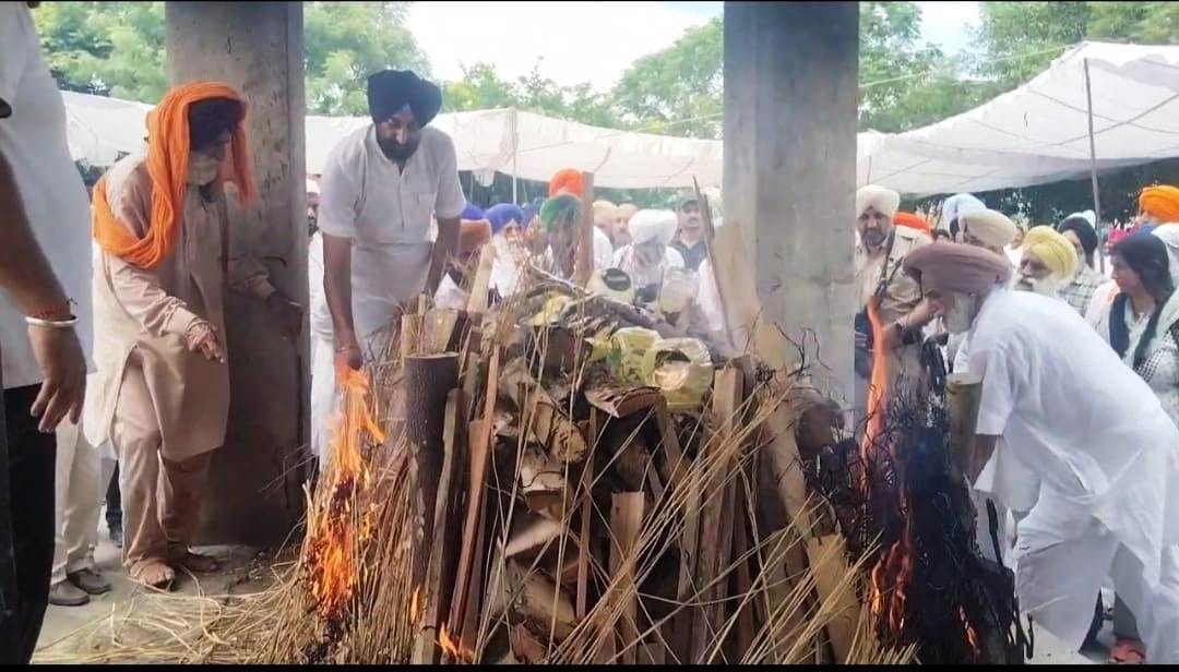 फतेहगढ़ चूड़ियां के गांव दादूजोध में चिता को मुखाग्नि देते उनके बेटे रविकरण सिंह काहलों। फतेहगढ़ चूड़ियां के गांव दादूजोध में चिता को मुखाग्नि देते उनके बेटे रविकरण सिंह काहलों।