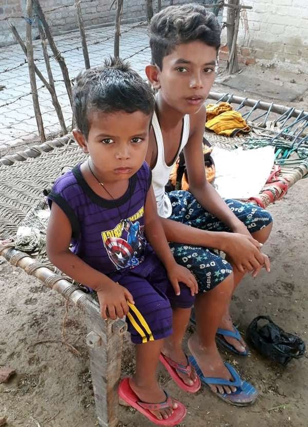 घटना के बाद सहमे बैठे मृतक दंपती के पुत्र अंश और अंकित। घटना के बाद सहमे बैठे मृतक दंपती के पुत्र अंश और अंकित।